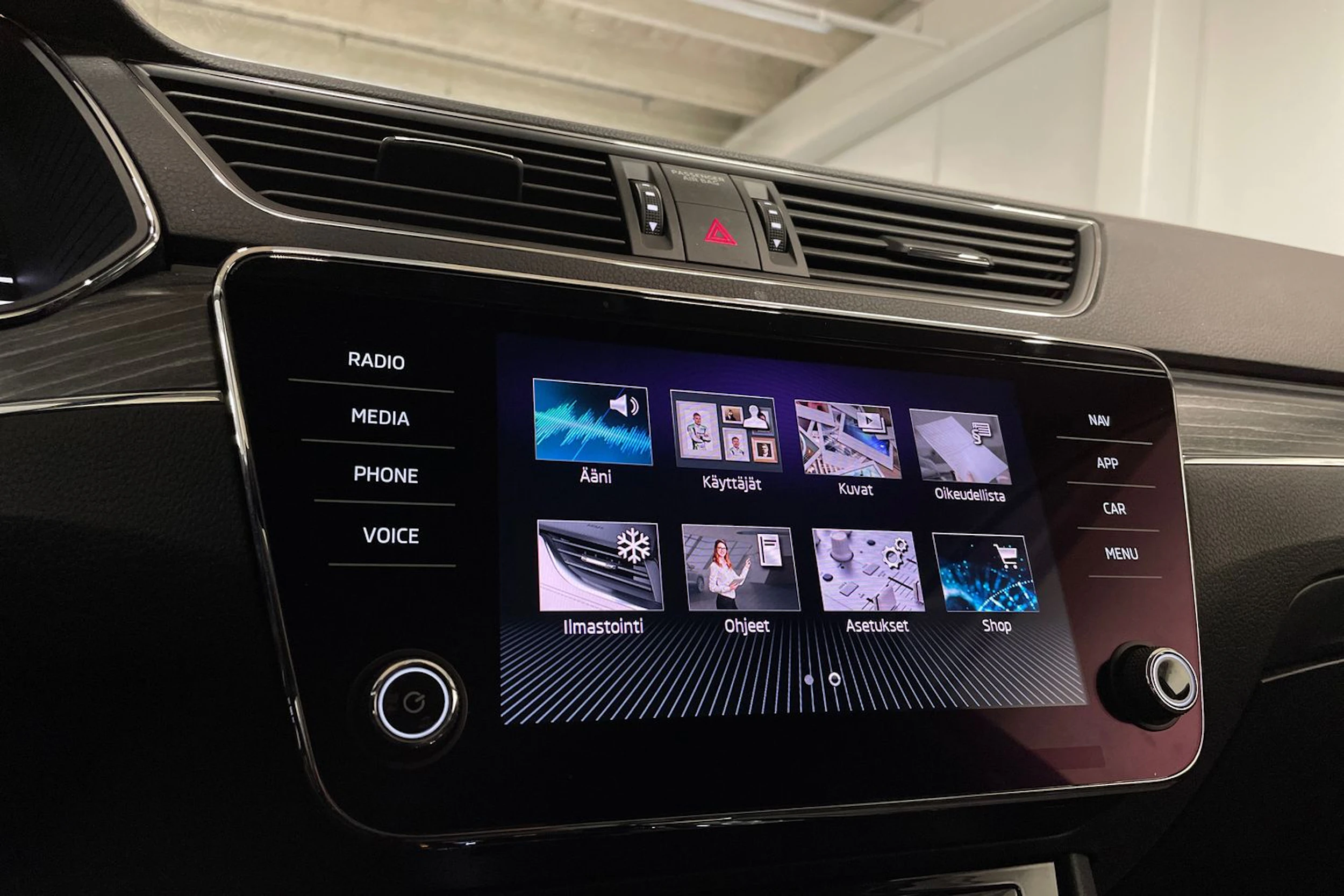 harmaa Skoda Superb 2021 kuva 15.