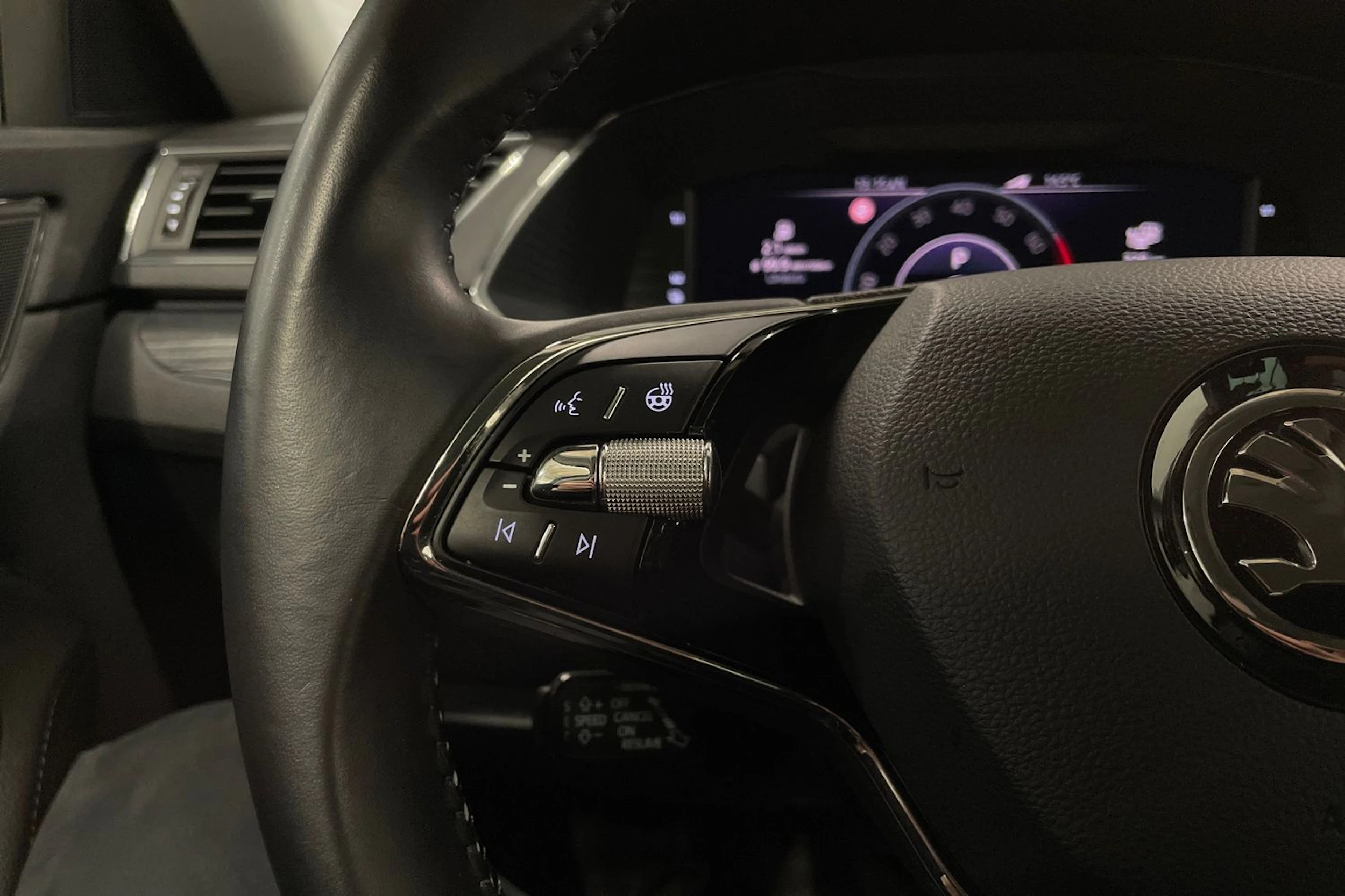 harmaa Skoda Superb 2021 kuva 21.