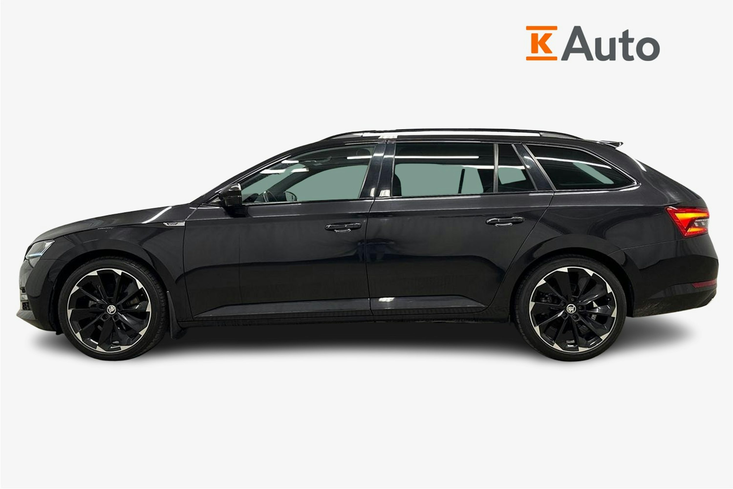 musta Skoda Superb 2021 kuva 6.