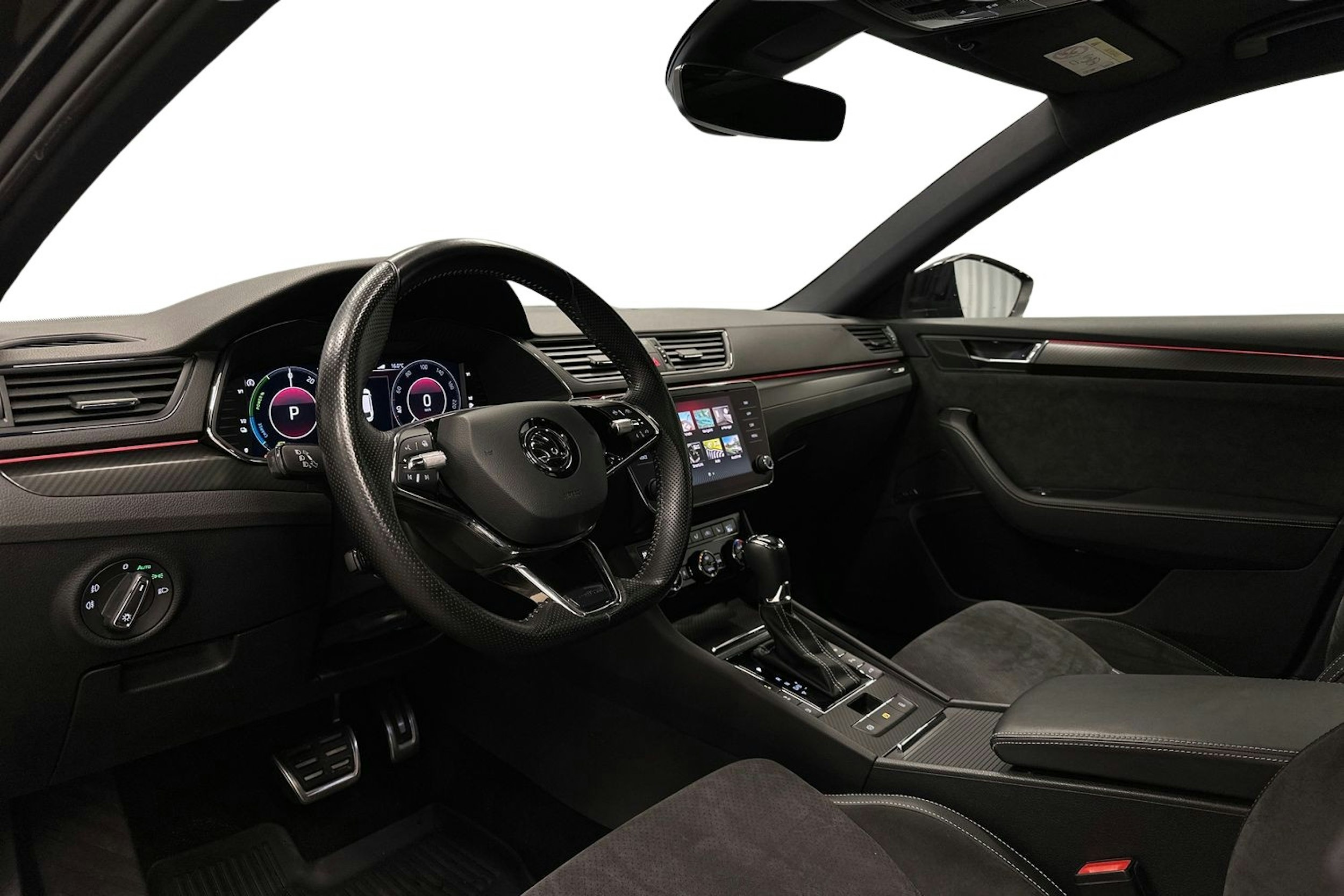 musta Skoda Superb 2021 kuva 7.