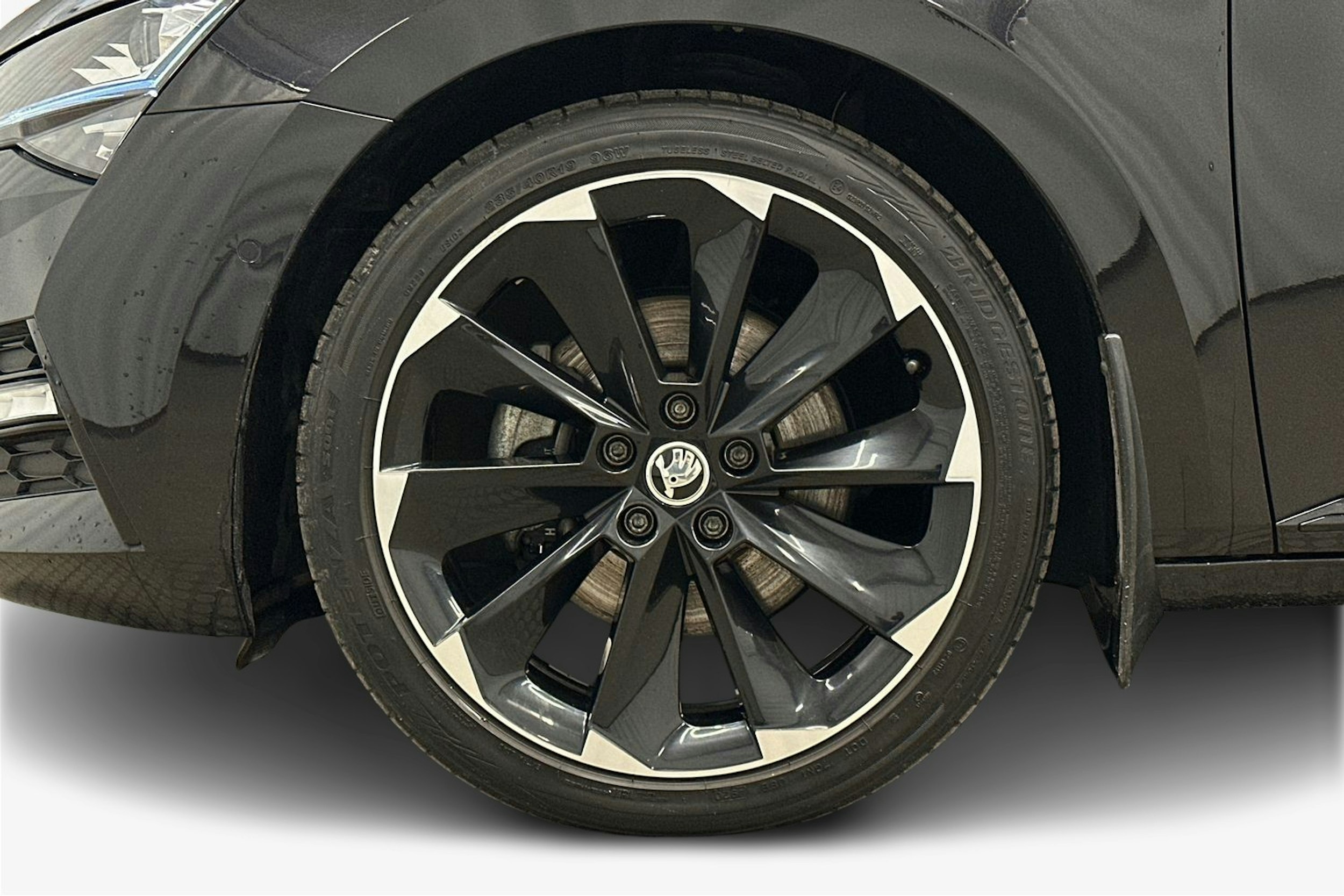 musta Skoda Superb 2021 kuva 11.
