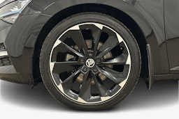 musta Skoda Superb 2021 kuva 11.