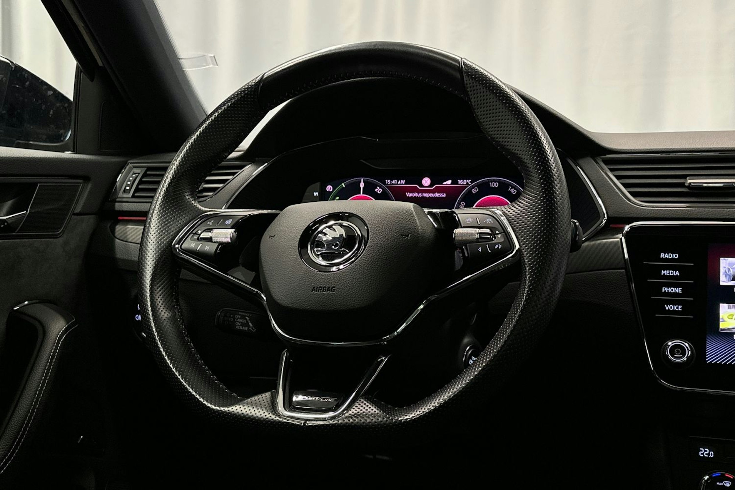 musta Skoda Superb 2021 kuva 18.