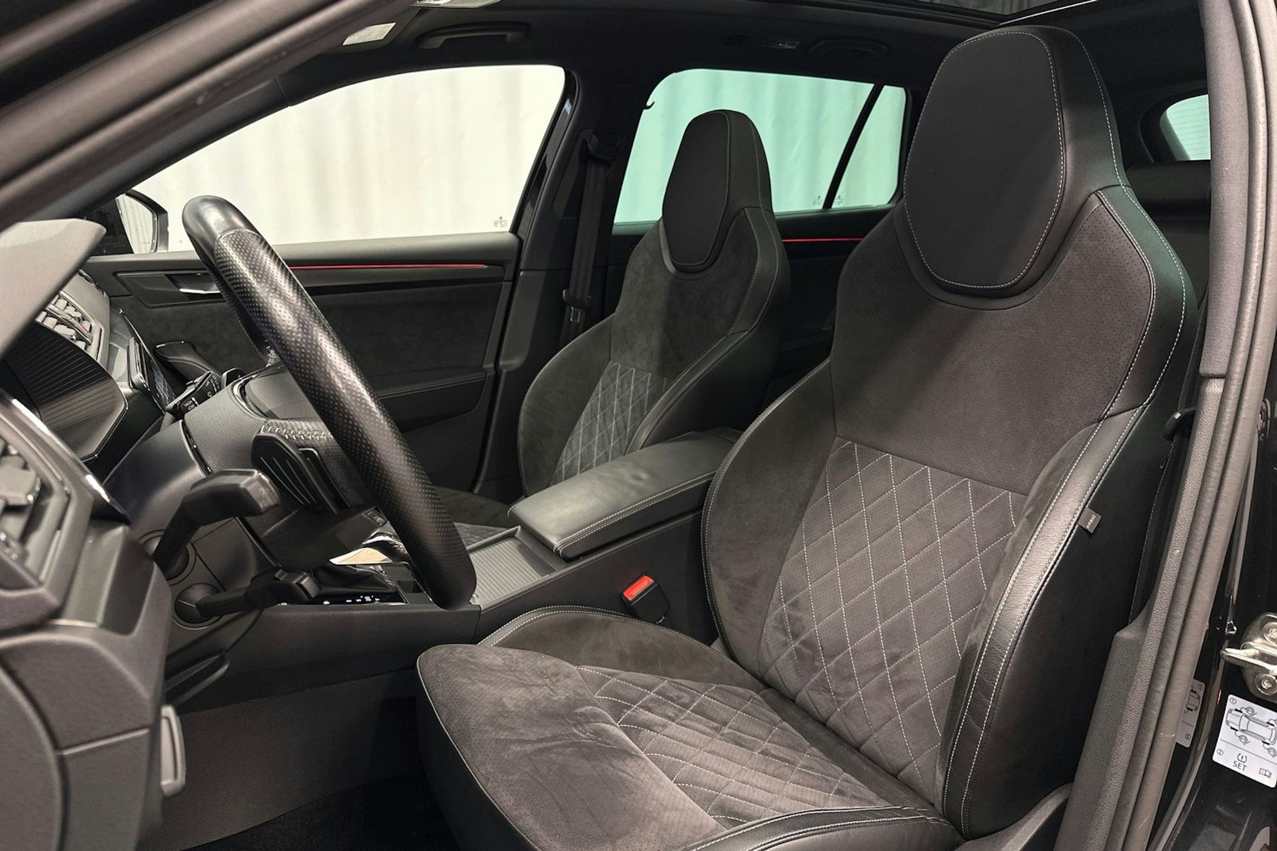 musta Skoda Superb 2021 kuva 19.