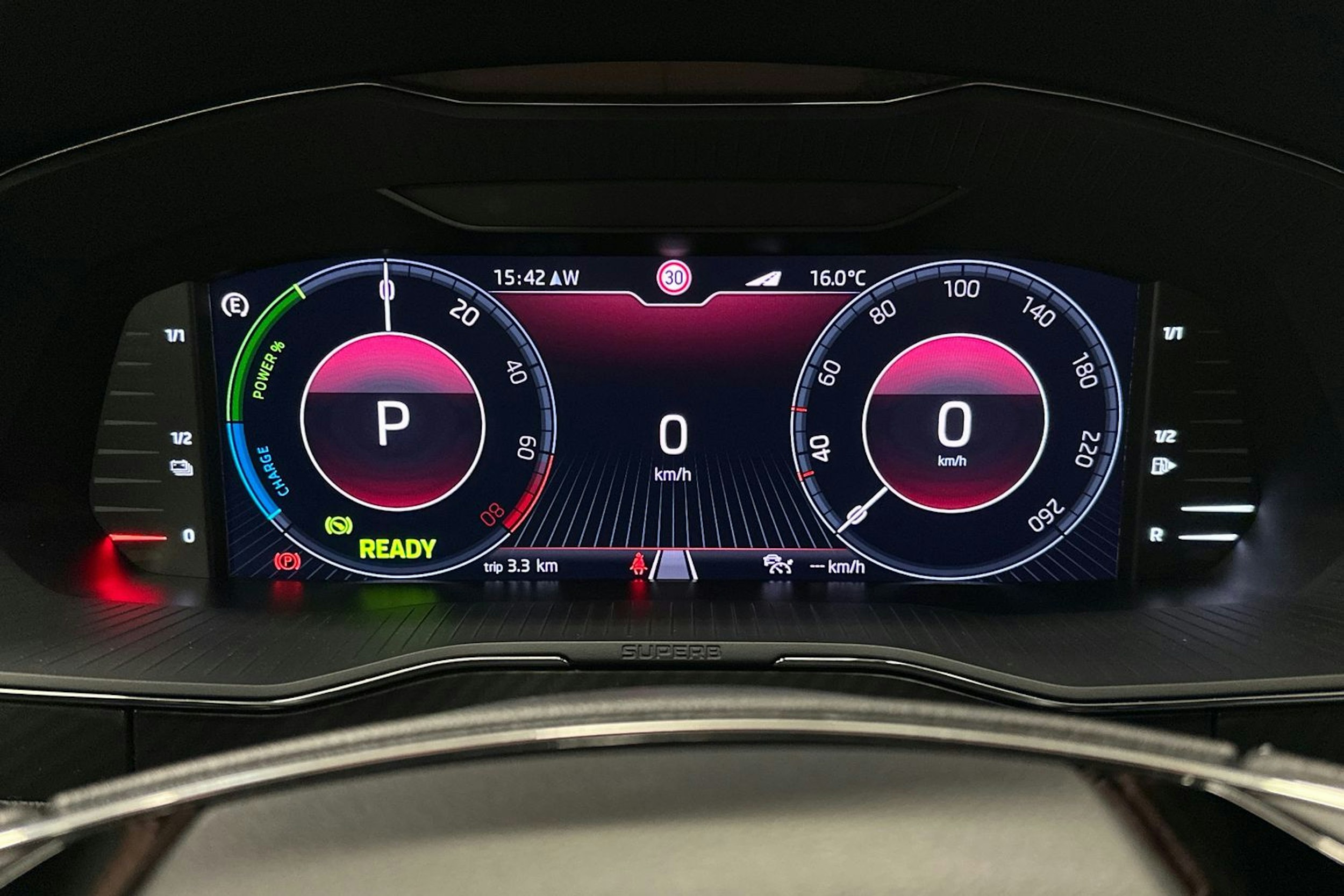 musta Skoda Superb 2021 kuva 22.