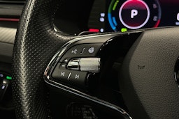 musta Skoda Superb 2021 kuva 23.