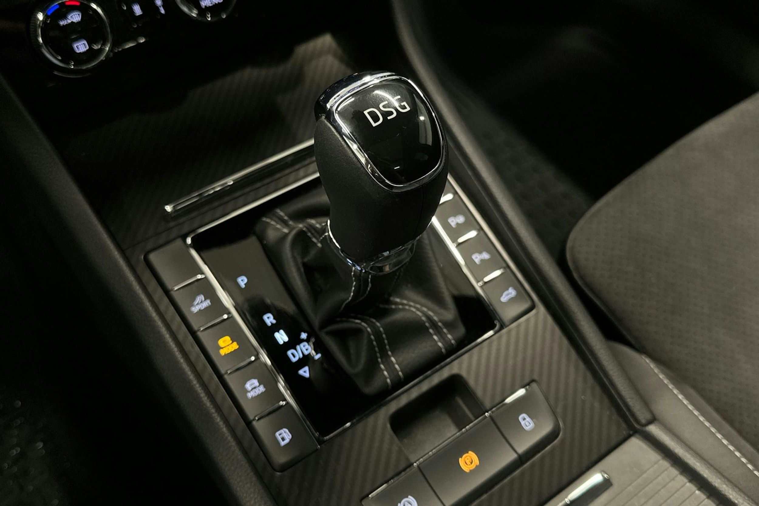 musta Skoda Superb 2021 kuva 33.
