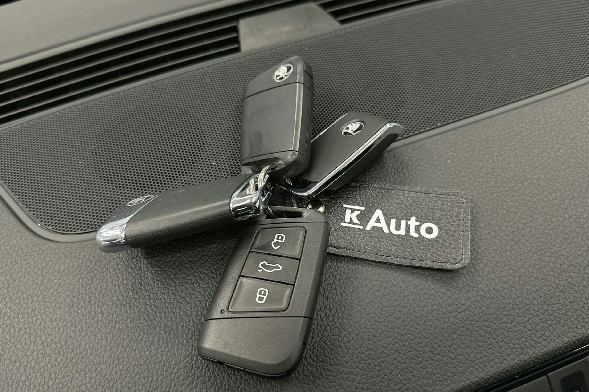 musta Skoda Superb 2021 kuva 34.