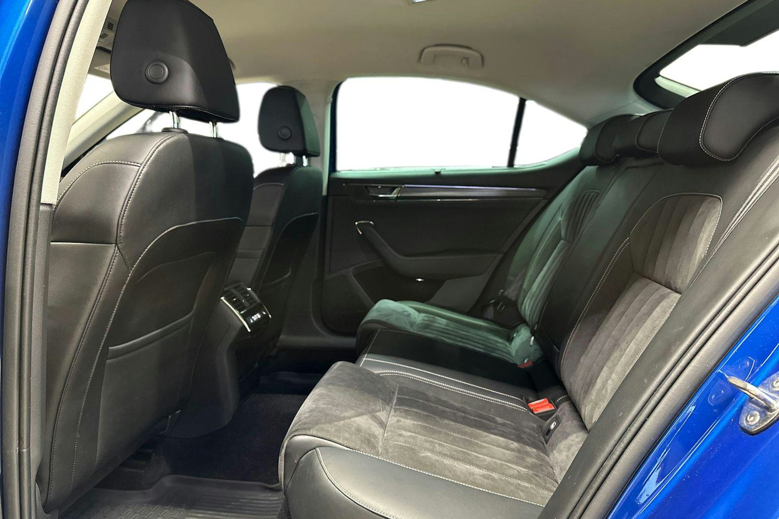 sininen Skoda Superb 2021 kuva 10.
