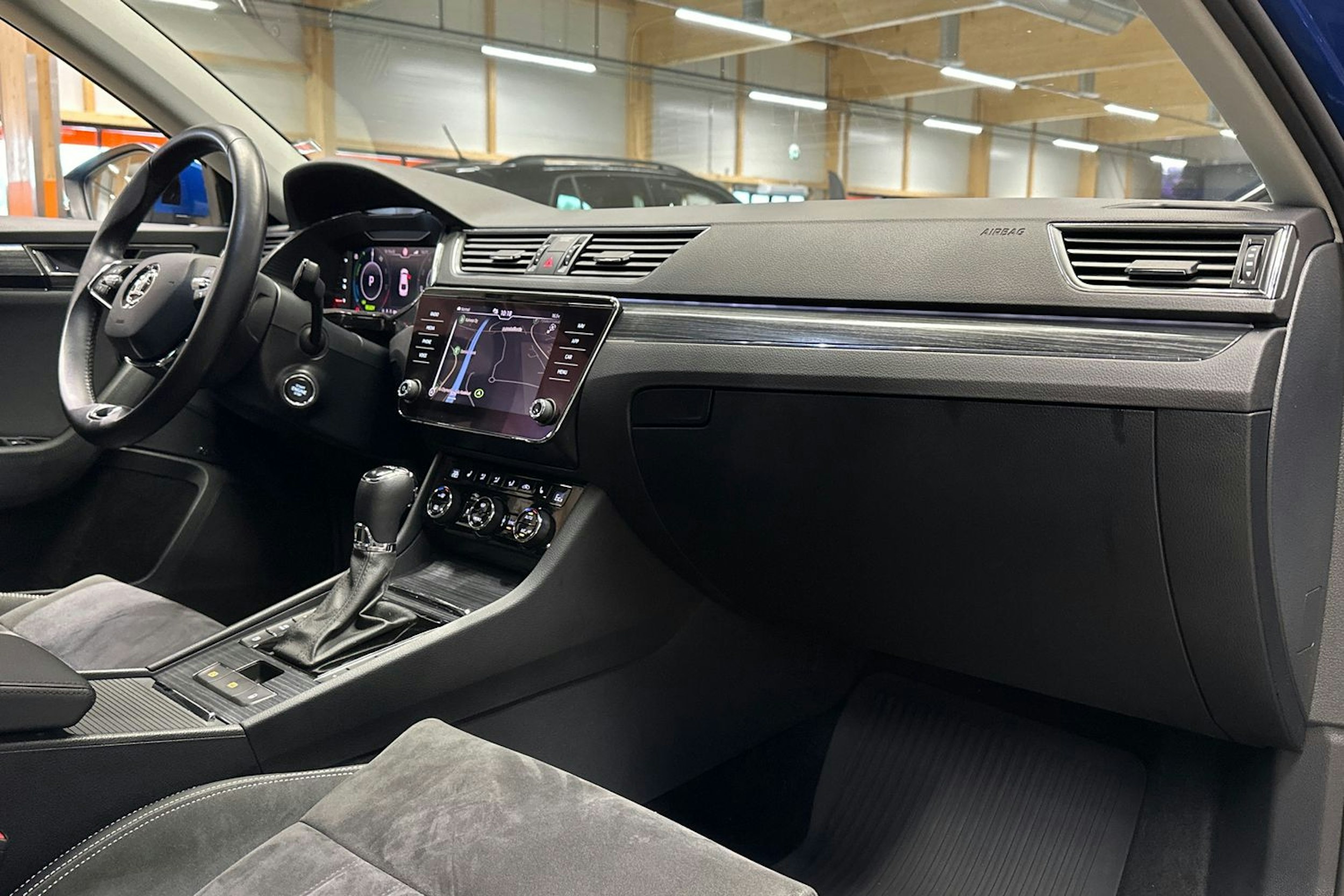 sininen Skoda Superb 2021 kuva 14.