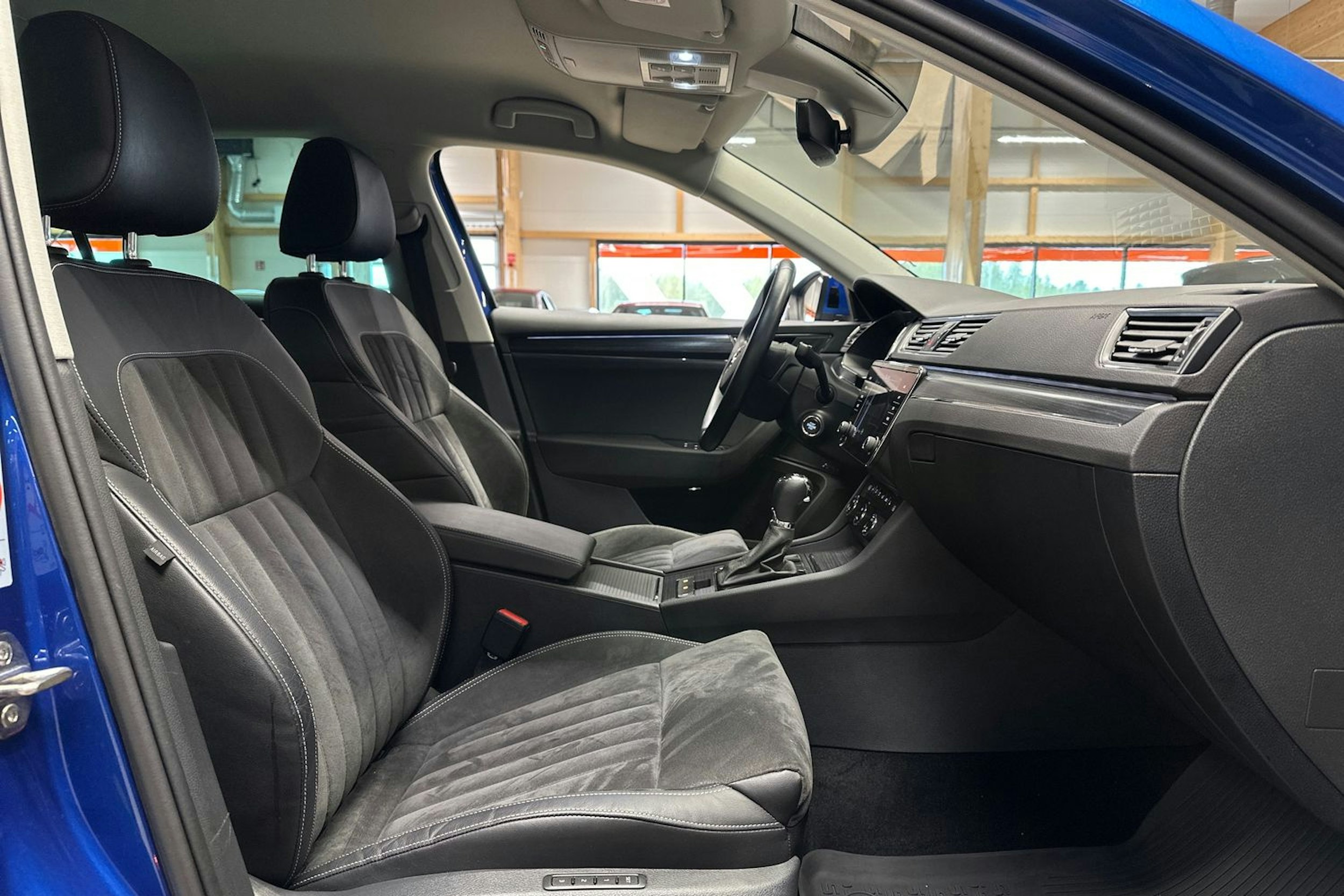 sininen Skoda Superb 2021 kuva 15.