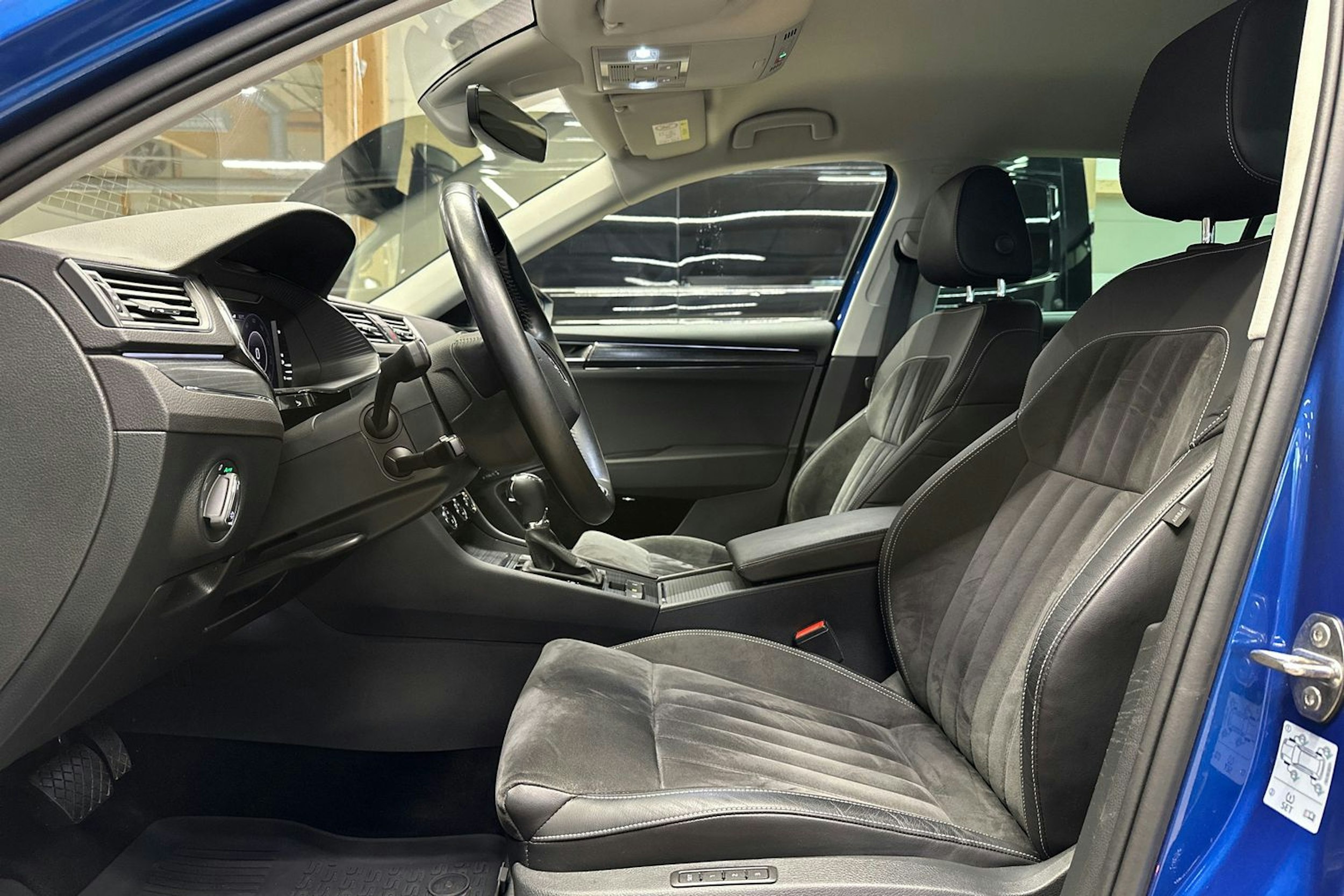sininen Skoda Superb 2021 kuva 19.