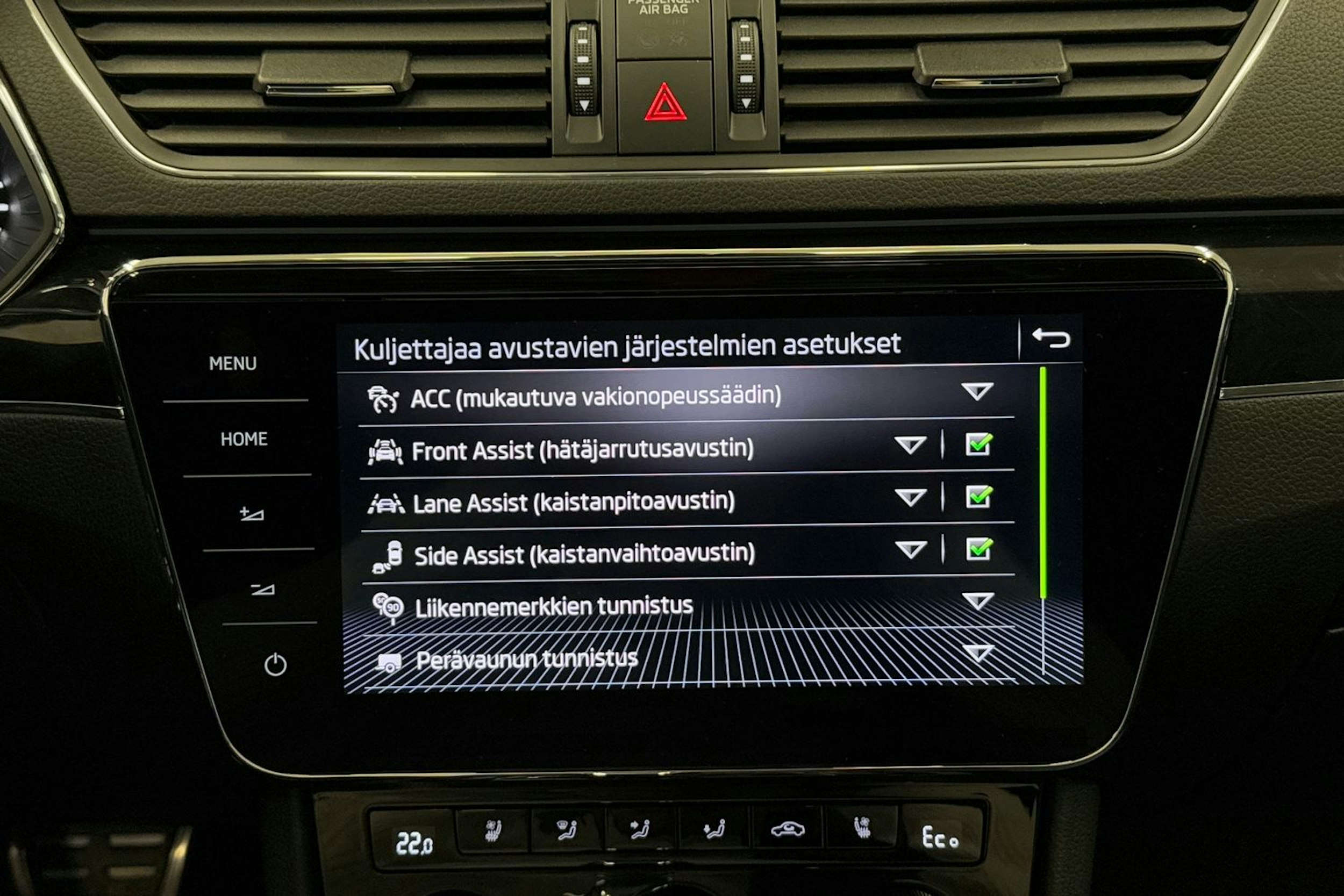 musta Skoda Superb 2021 kuva 16.