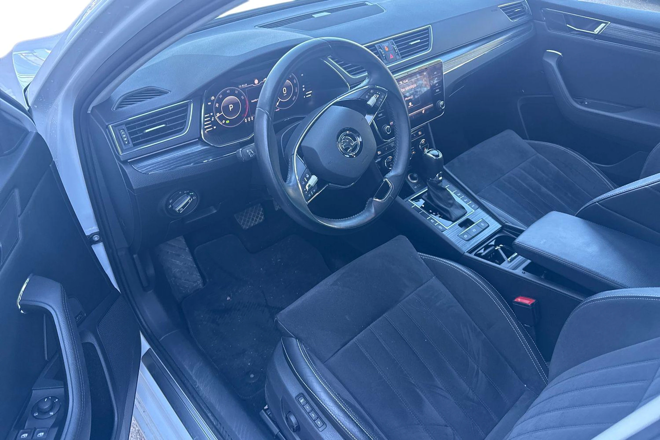 valkoinen Skoda Superb 2021 kuva 3.