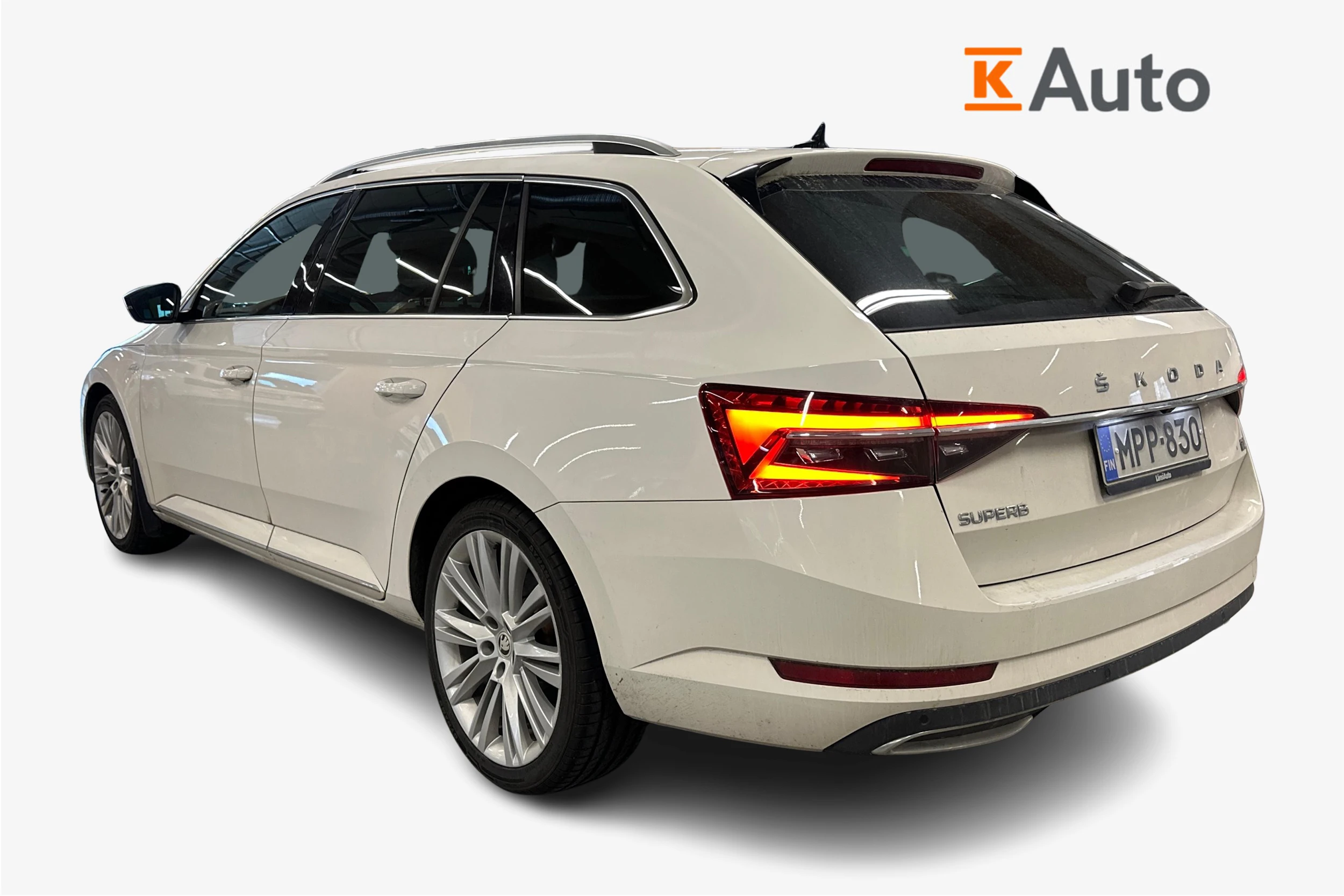 valkoinen Skoda Superb 2021 kuva 2.