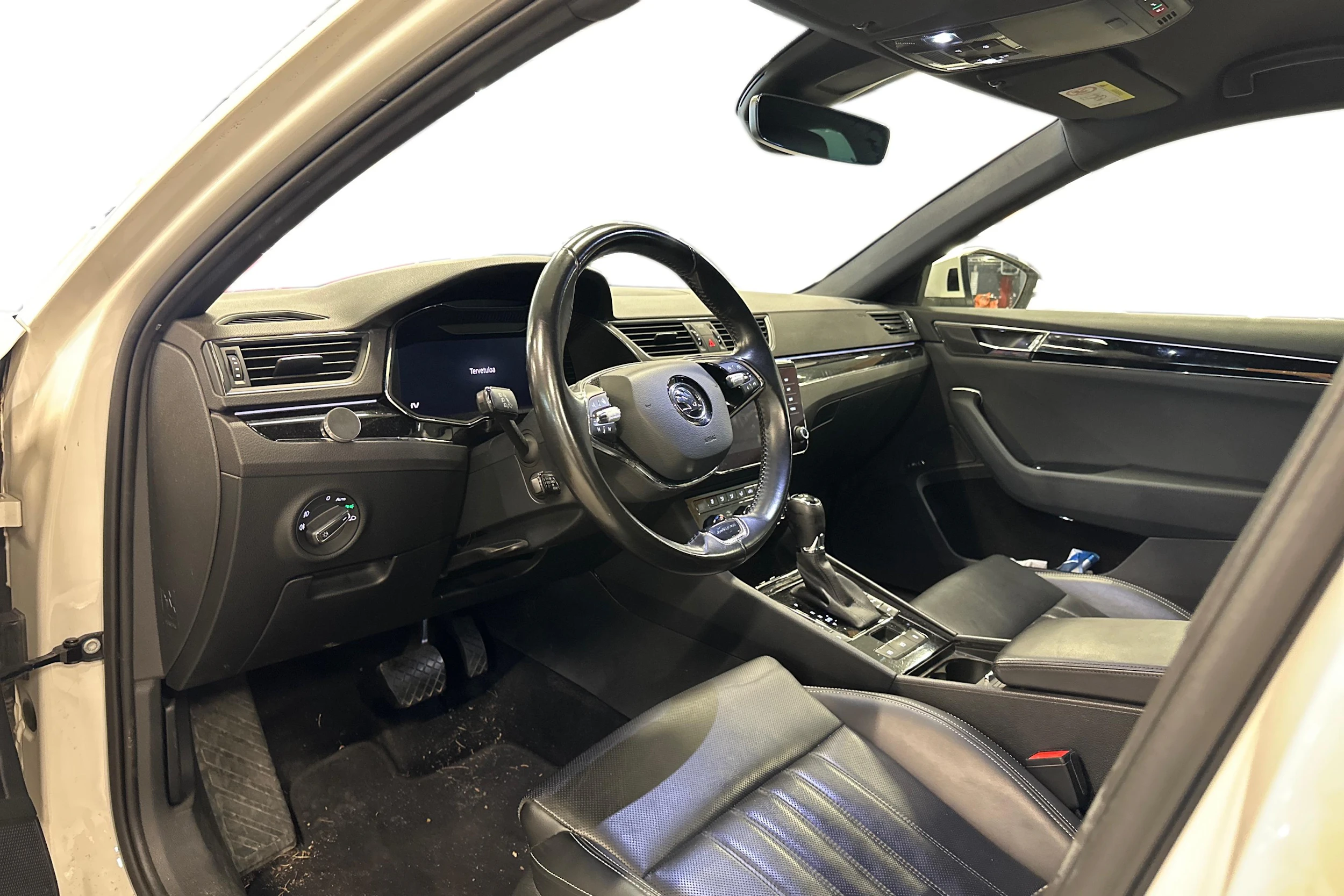 valkoinen Skoda Superb 2021 kuva 3.