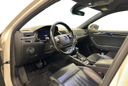 valkoinen Skoda Superb 2021 kuva 3.