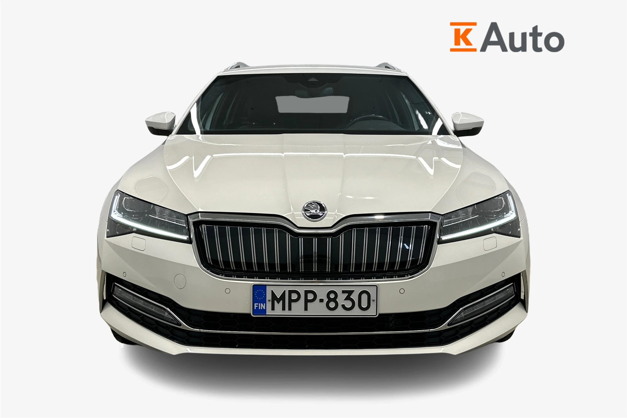 valkoinen Skoda Superb 2021 kuva 4.