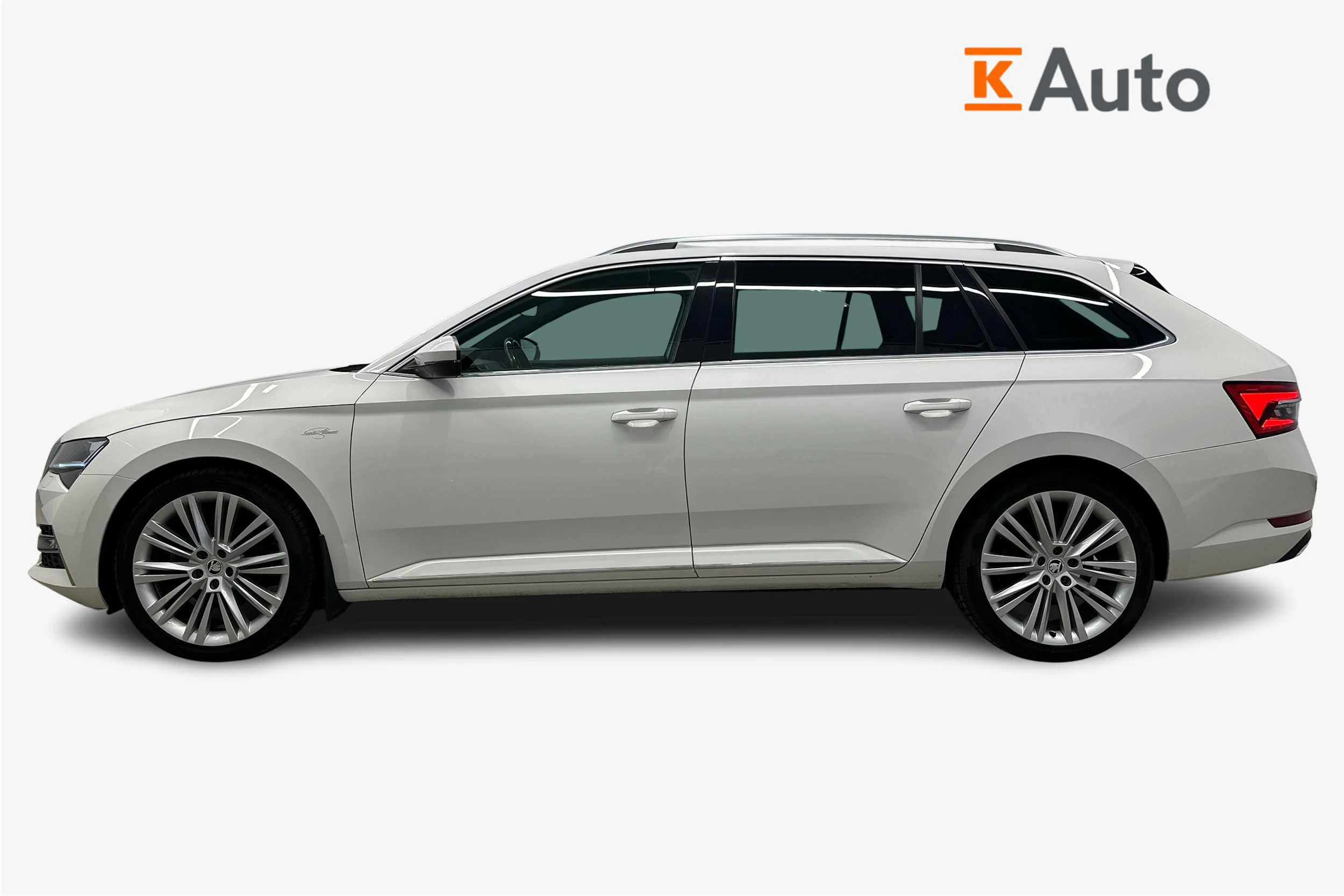 valkoinen Skoda Superb 2021 kuva 5.