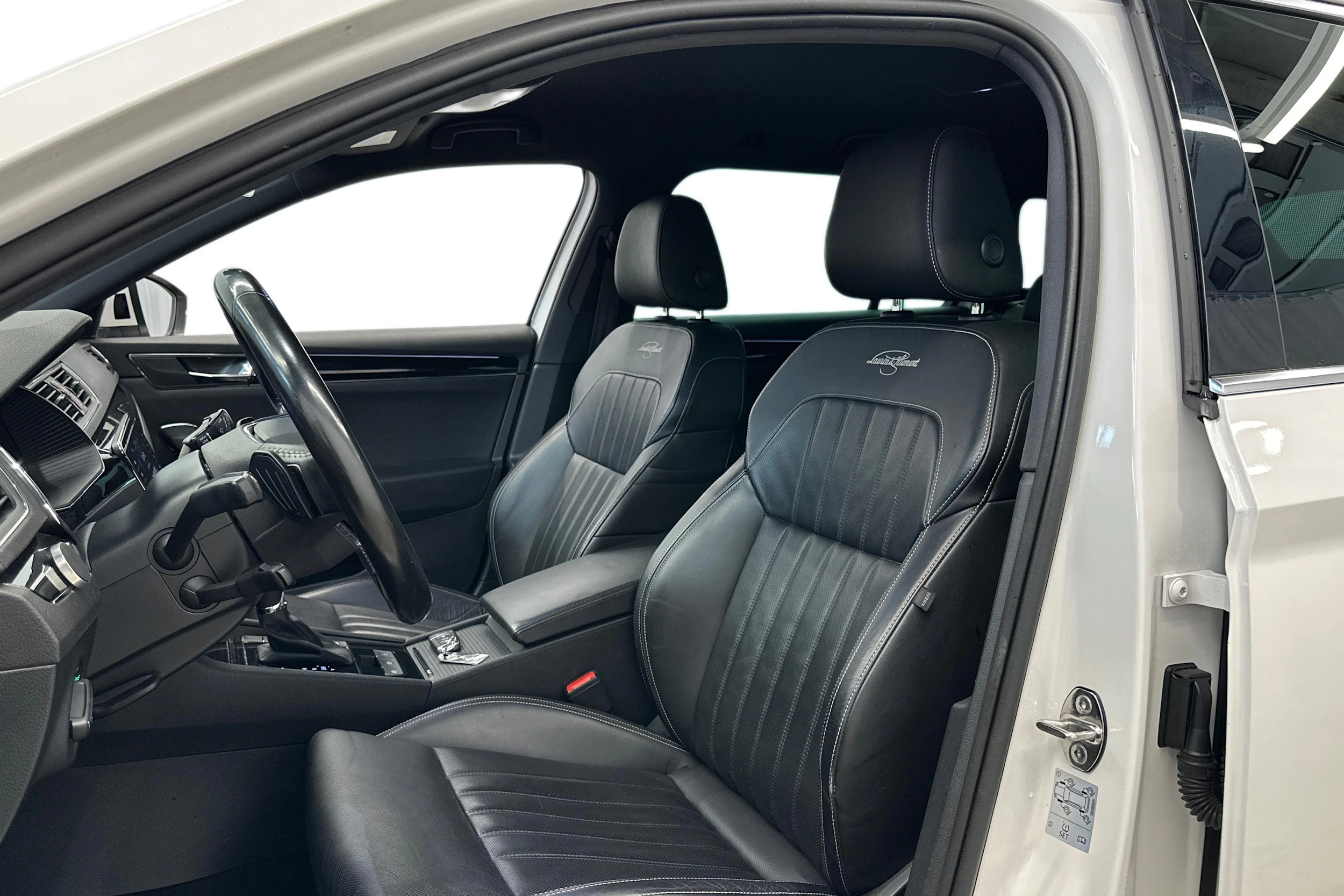 valkoinen Skoda Superb 2021 kuva 6.