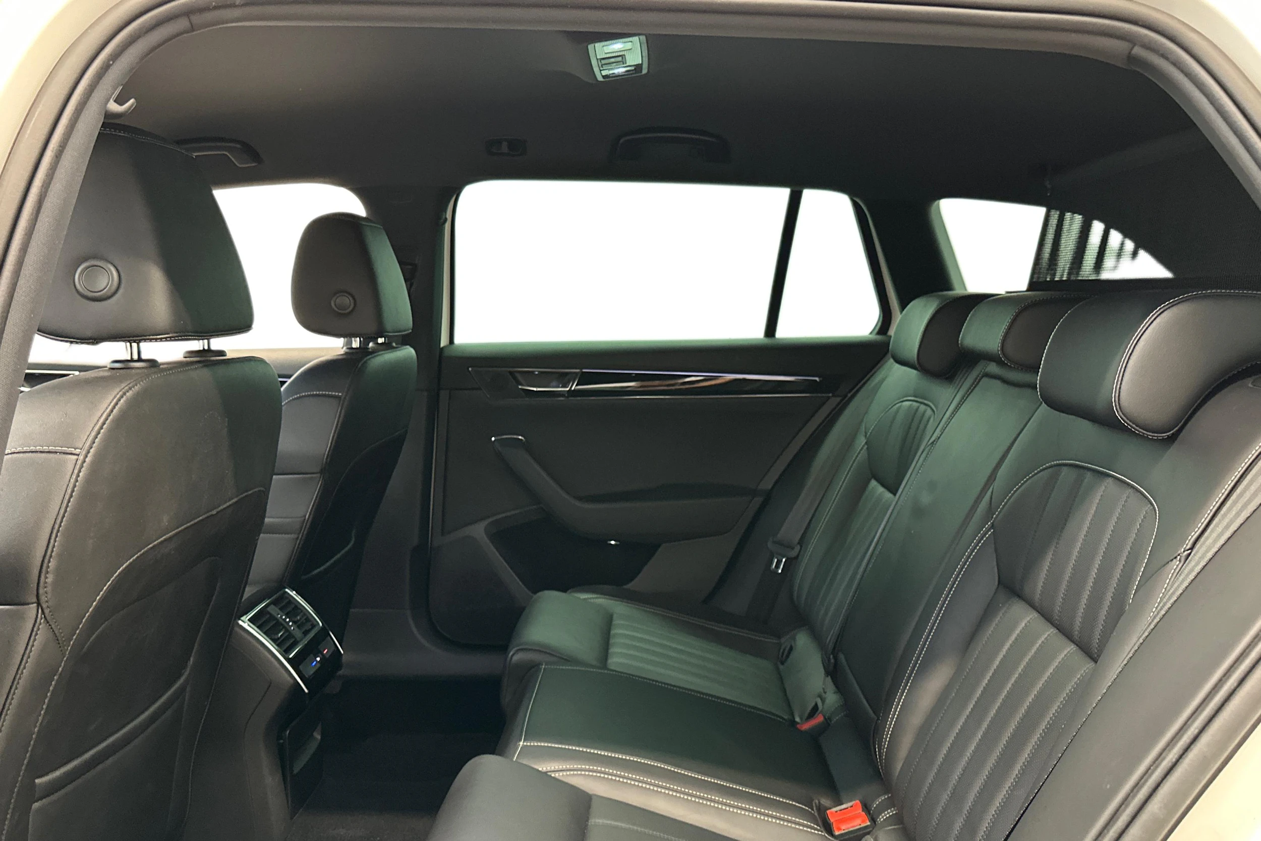 valkoinen Skoda Superb 2021 kuva 8.