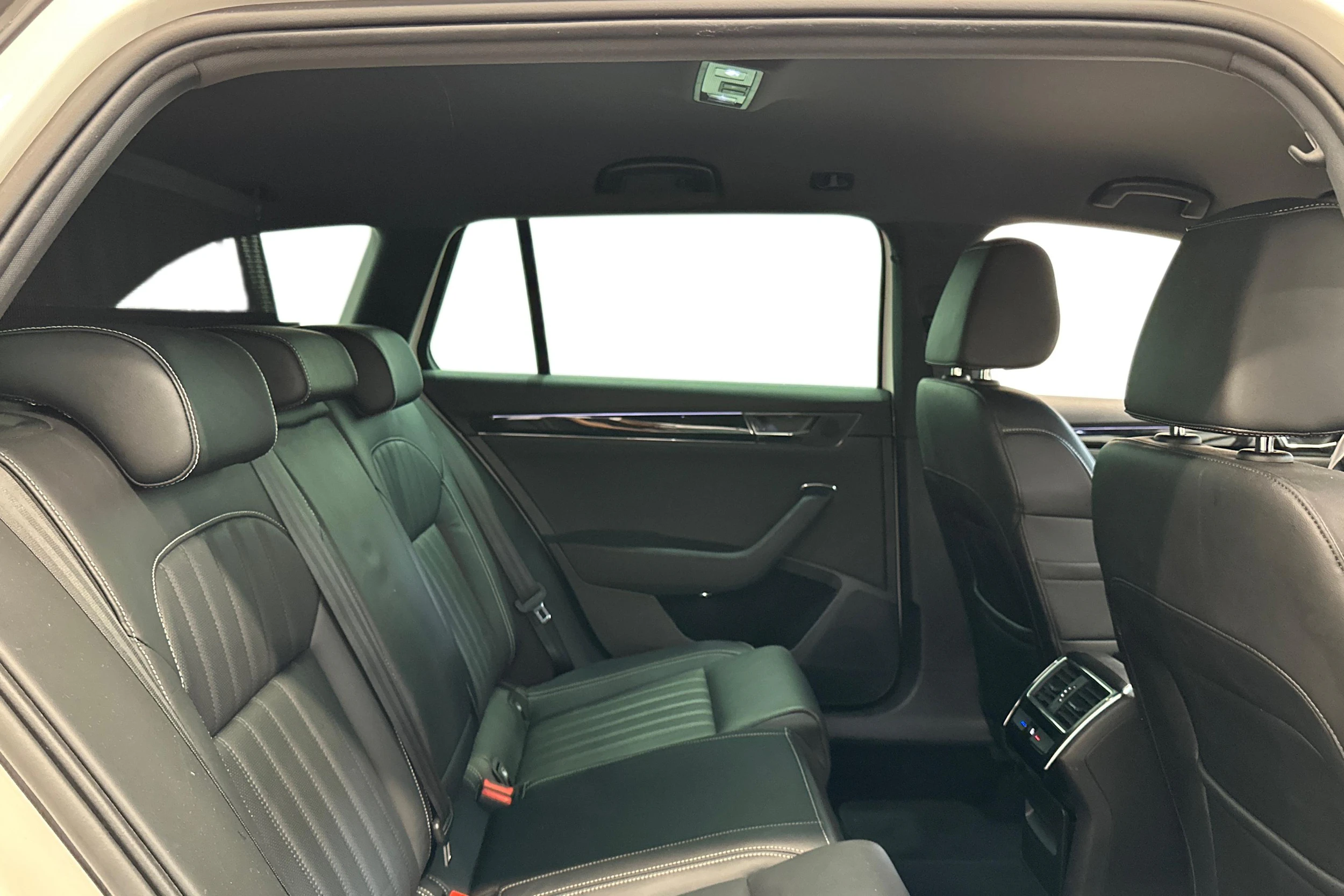 valkoinen Skoda Superb 2021 kuva 9.