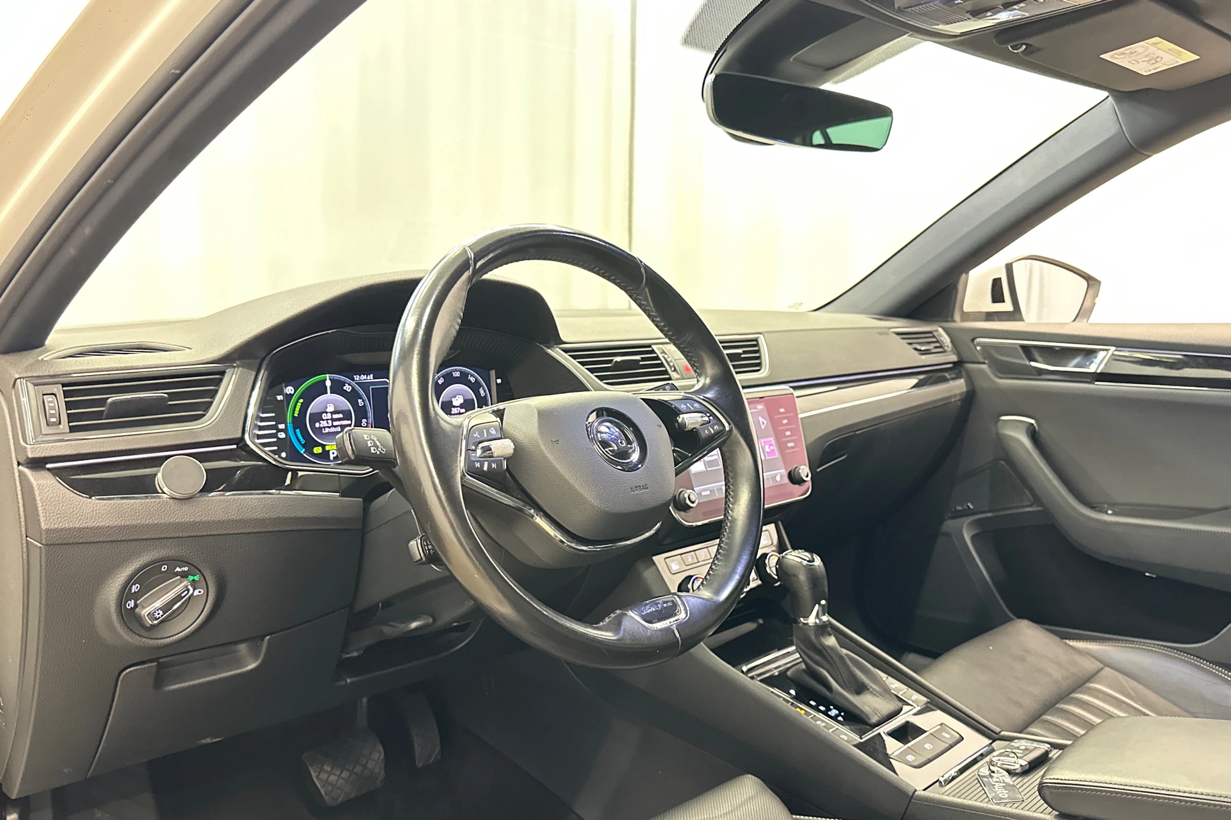 valkoinen Skoda Superb 2021 kuva 10.