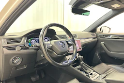 valkoinen Skoda Superb 2021 kuva 10.