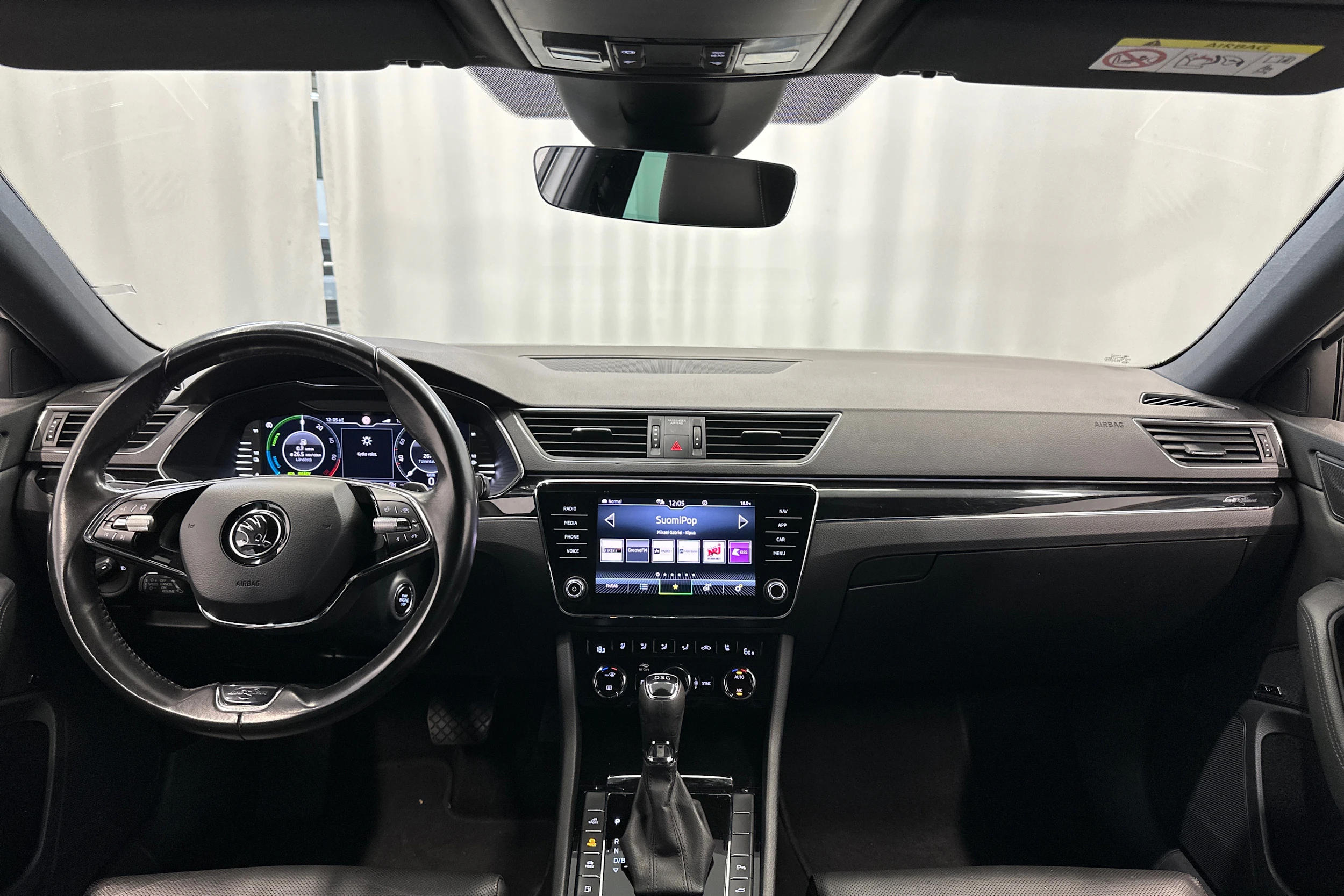 valkoinen Skoda Superb 2021 kuva 11.