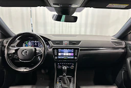 valkoinen Skoda Superb 2021 kuva 11.
