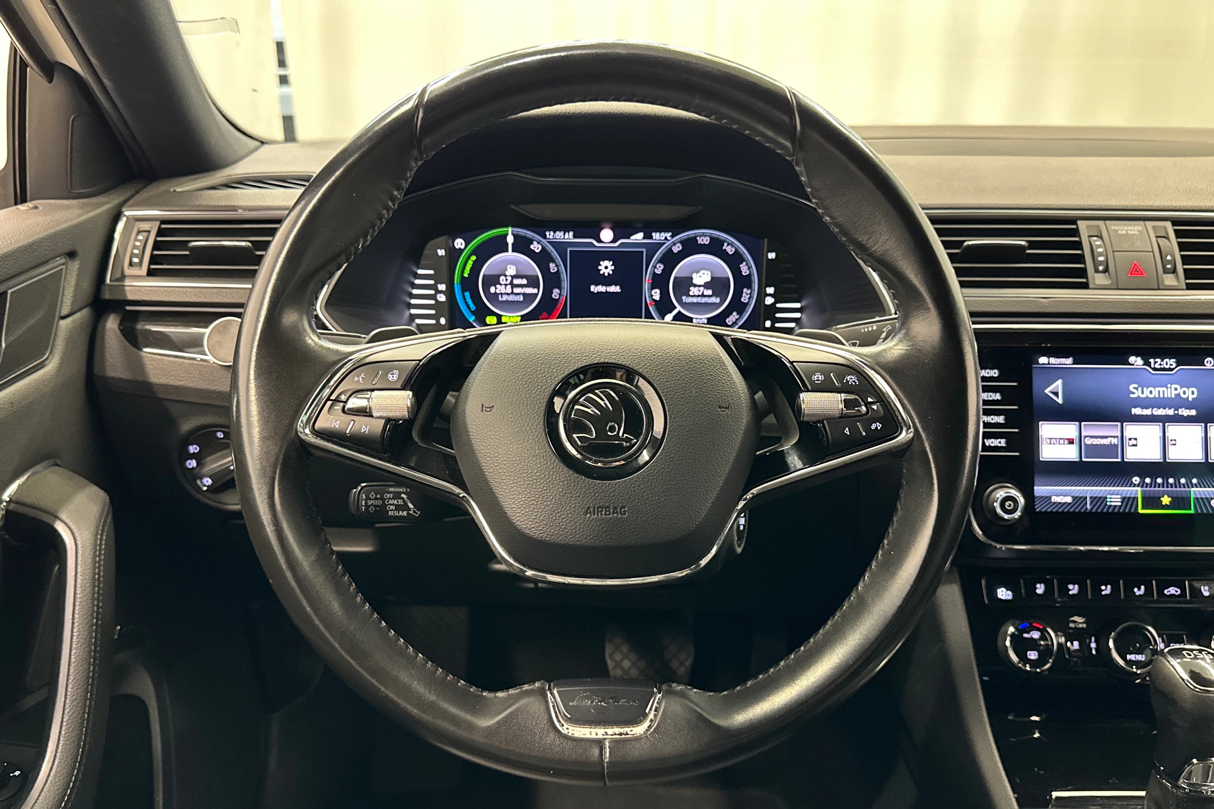 valkoinen Skoda Superb 2021 kuva 12.