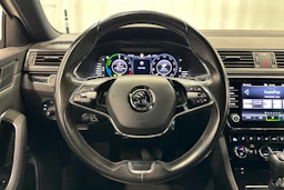 valkoinen Skoda Superb 2021 kuva 12.