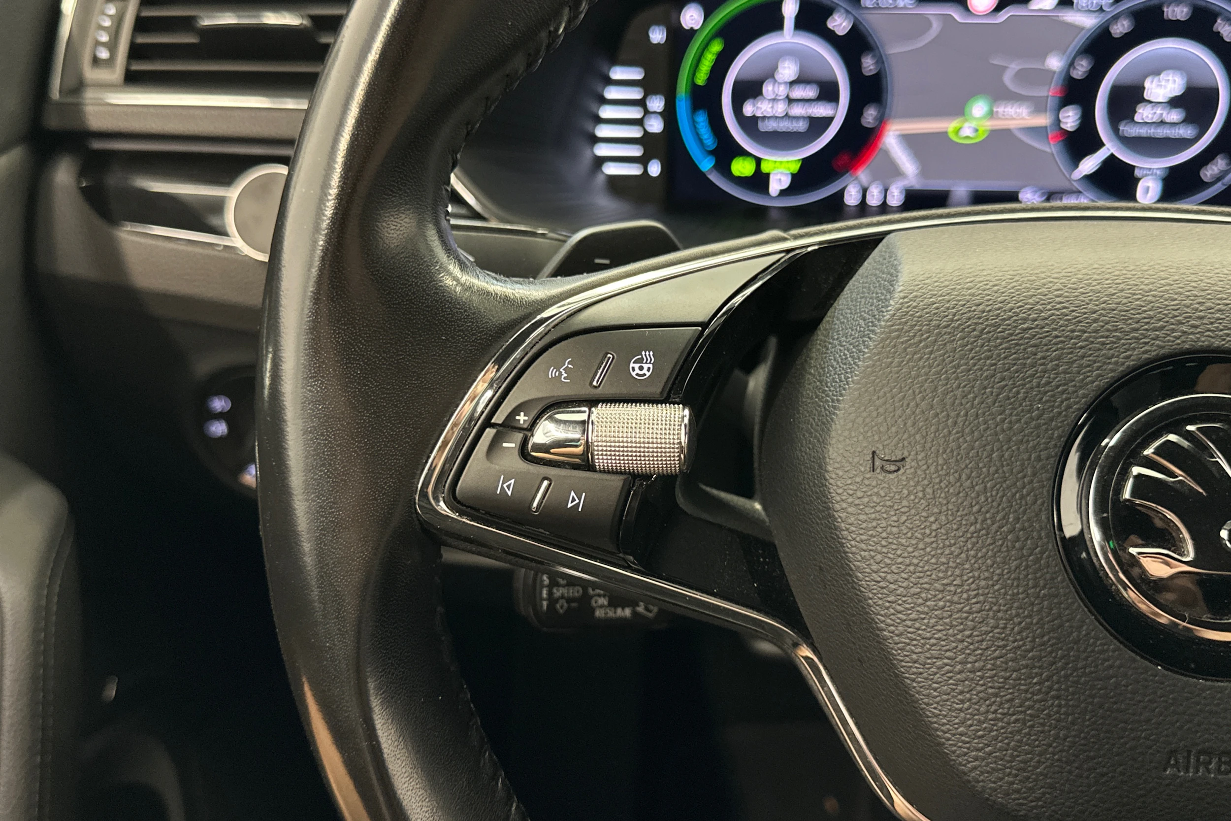 valkoinen Skoda Superb 2021 kuva 13.