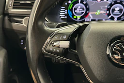 valkoinen Skoda Superb 2021 kuva 13.