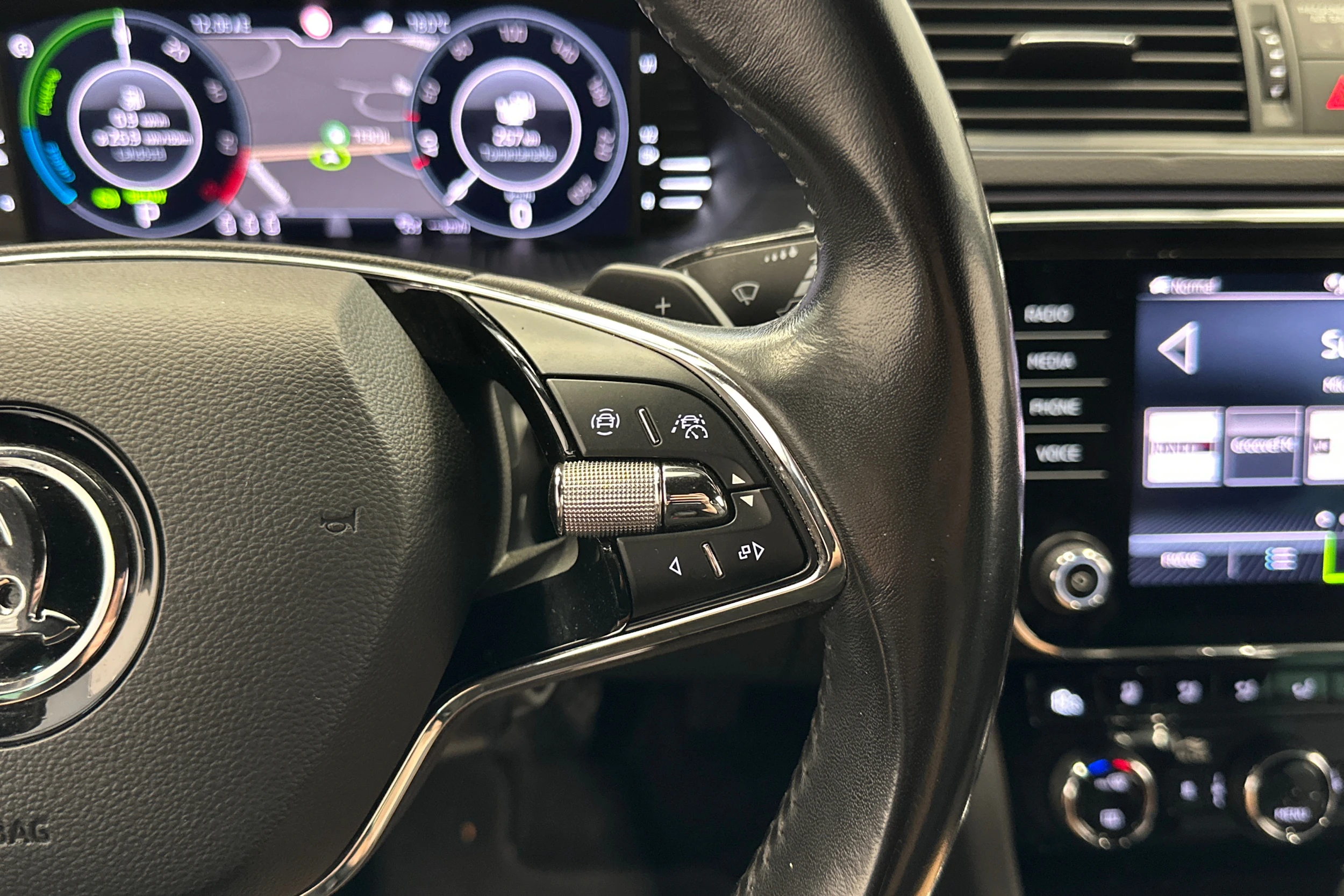valkoinen Skoda Superb 2021 kuva 14.