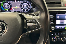 valkoinen Skoda Superb 2021 kuva 14.