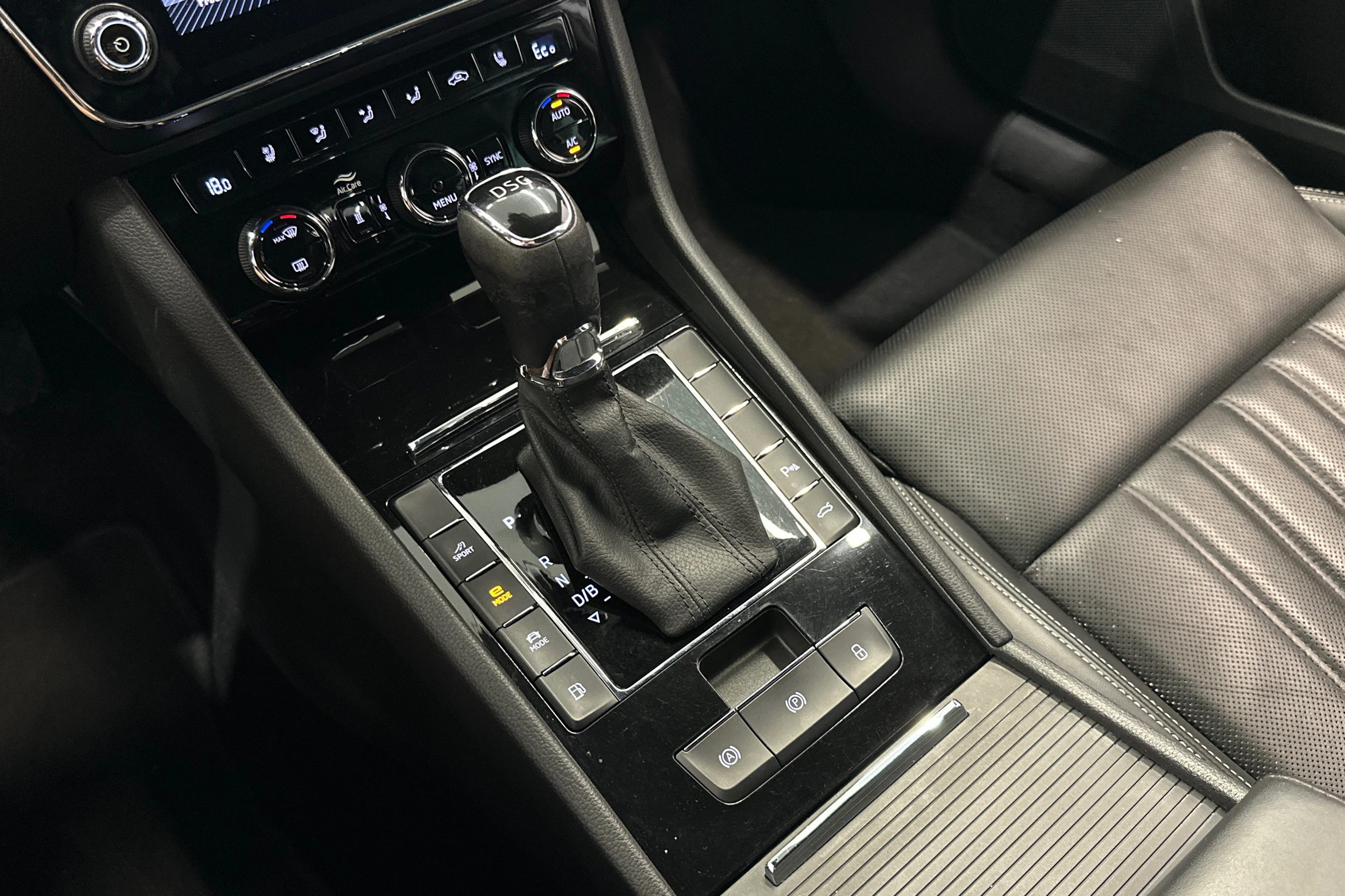 valkoinen Skoda Superb 2021 kuva 16.
