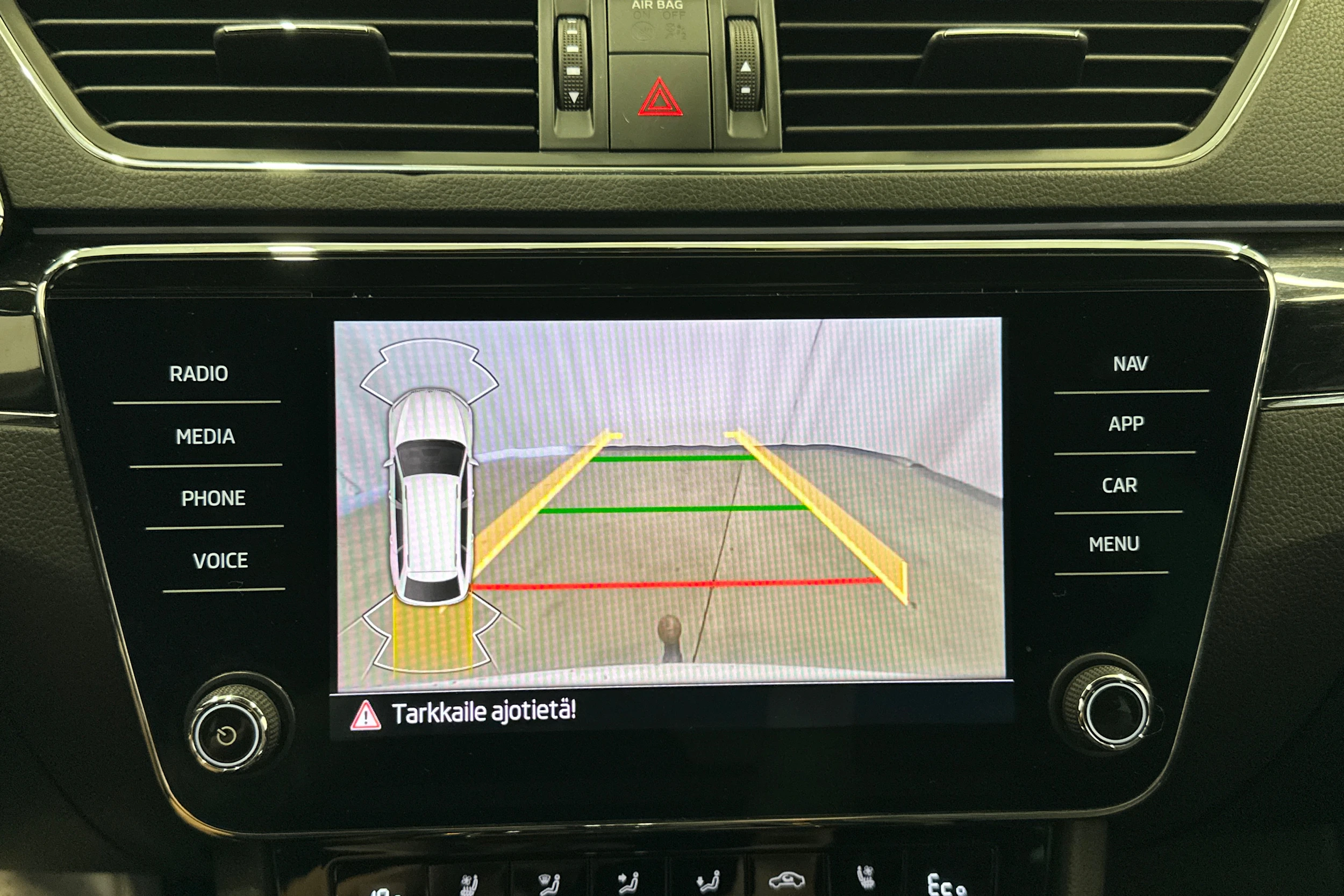 valkoinen Skoda Superb 2021 kuva 19.
