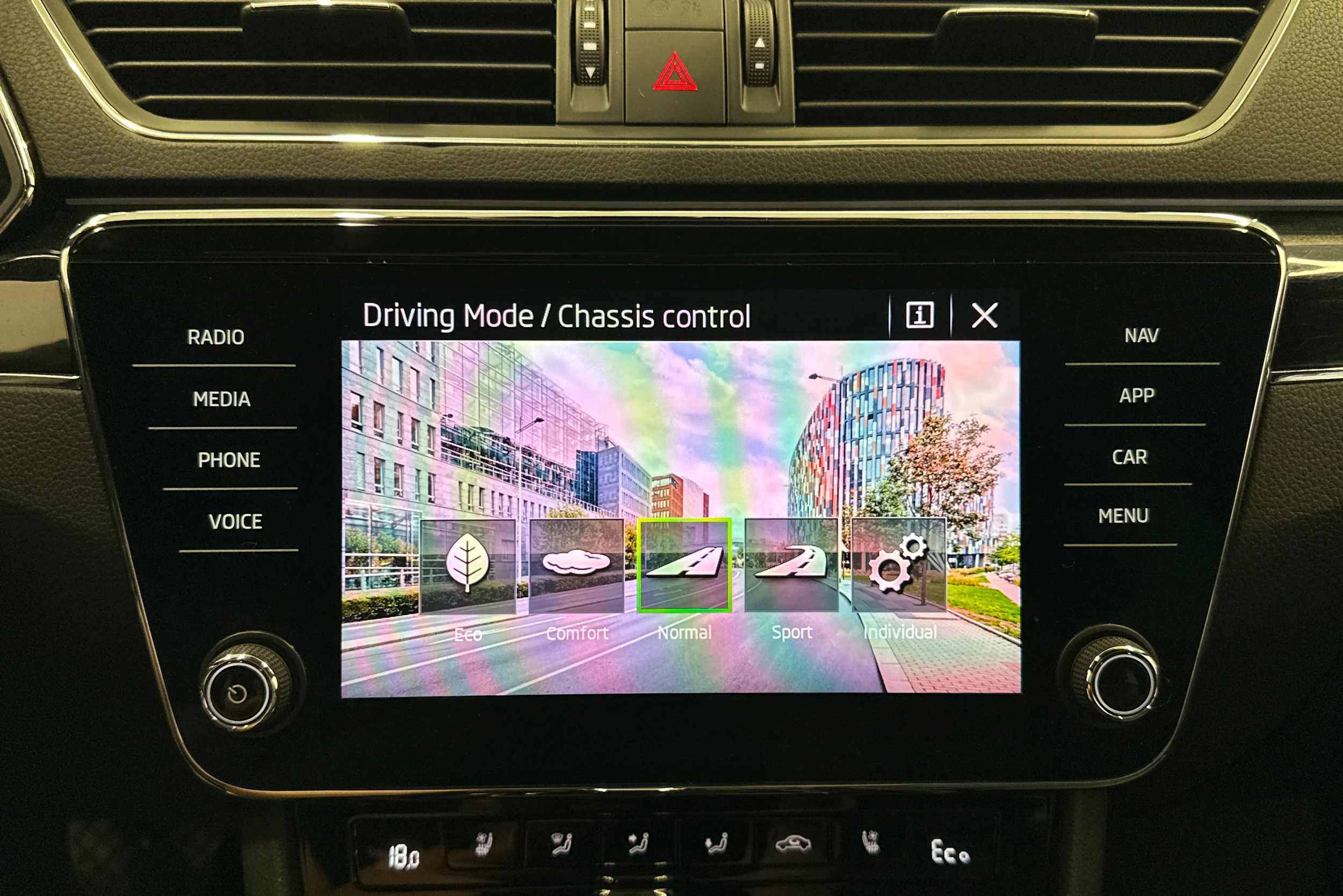 valkoinen Skoda Superb 2021 kuva 20.