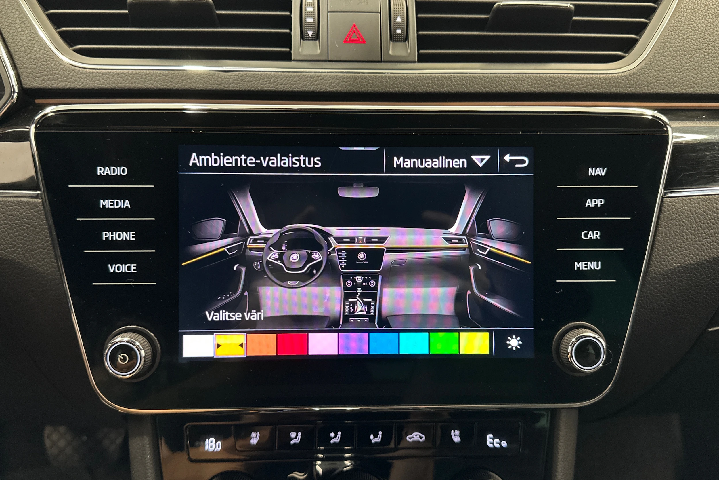 valkoinen Skoda Superb 2021 kuva 21.