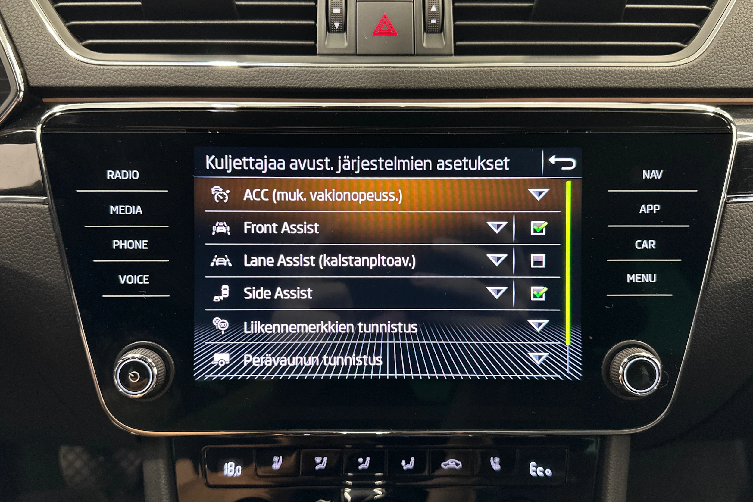 valkoinen Skoda Superb 2021 kuva 22.