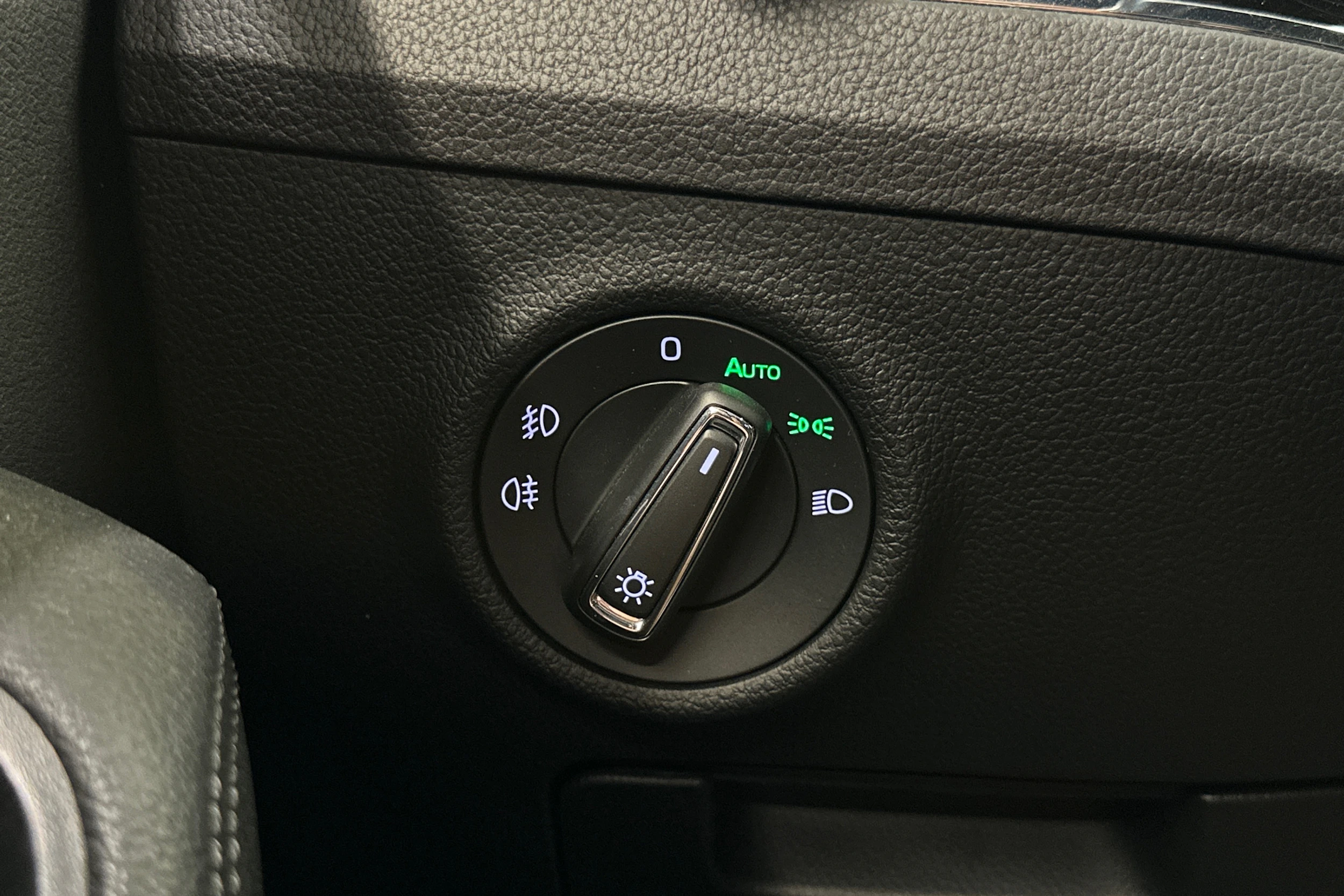 valkoinen Skoda Superb 2021 kuva 24.