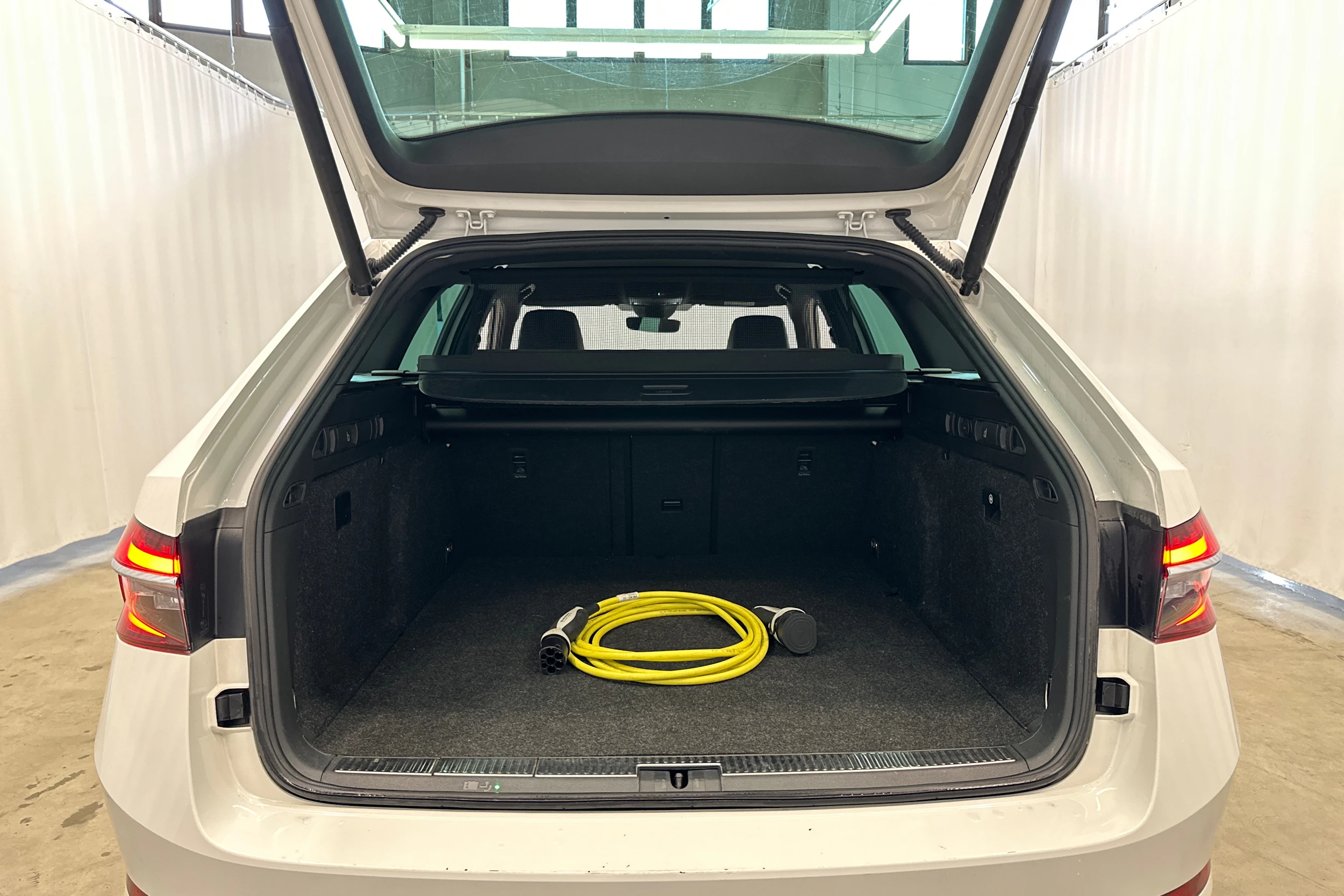 valkoinen Skoda Superb 2021 kuva 30.