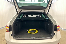 valkoinen Skoda Superb 2021 kuva 30.