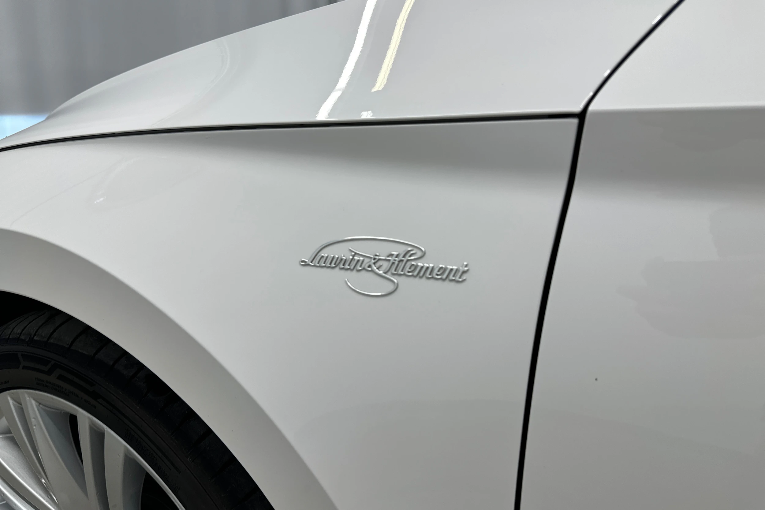 valkoinen Skoda Superb 2021 kuva 33.