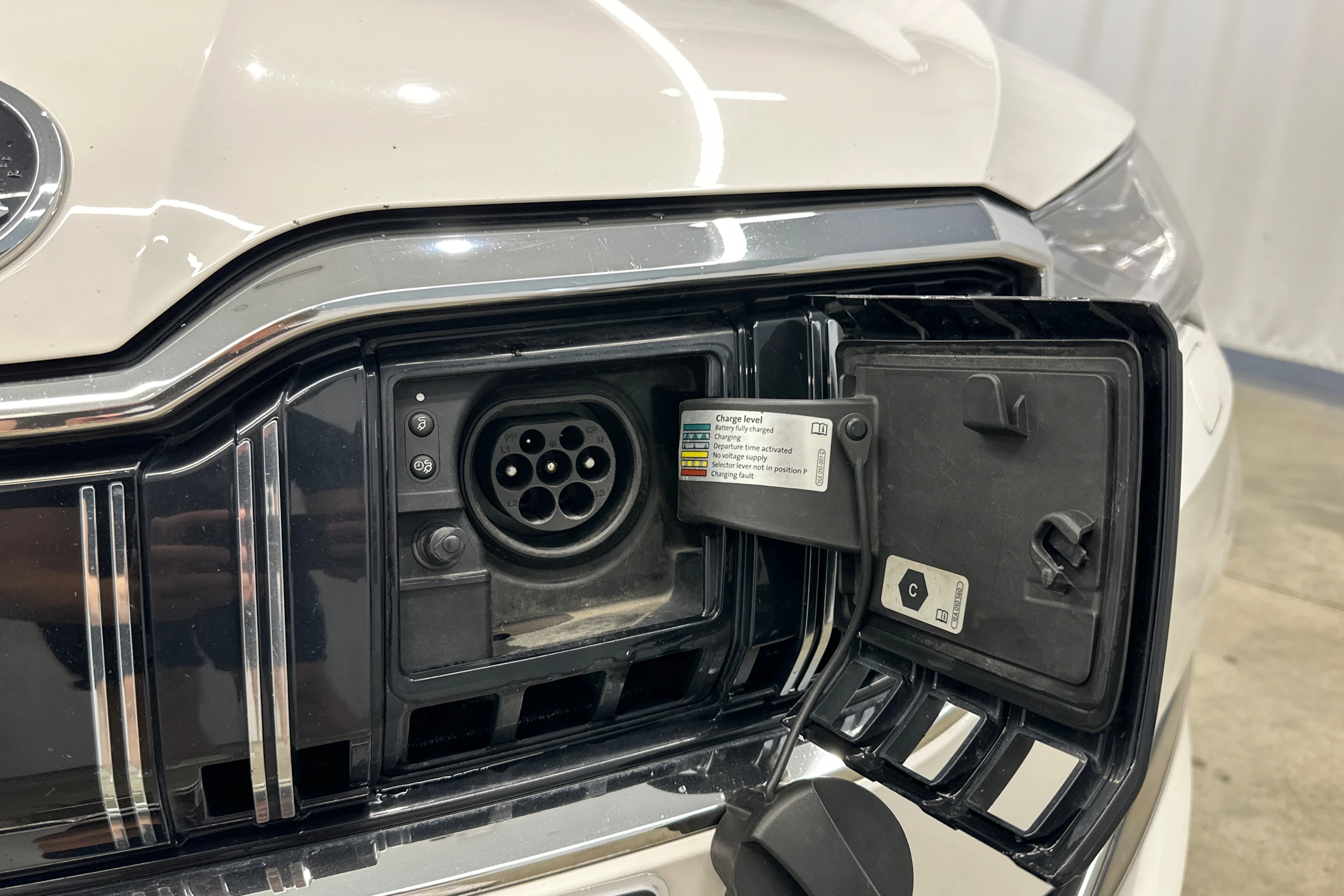 valkoinen Skoda Superb 2021 kuva 34.