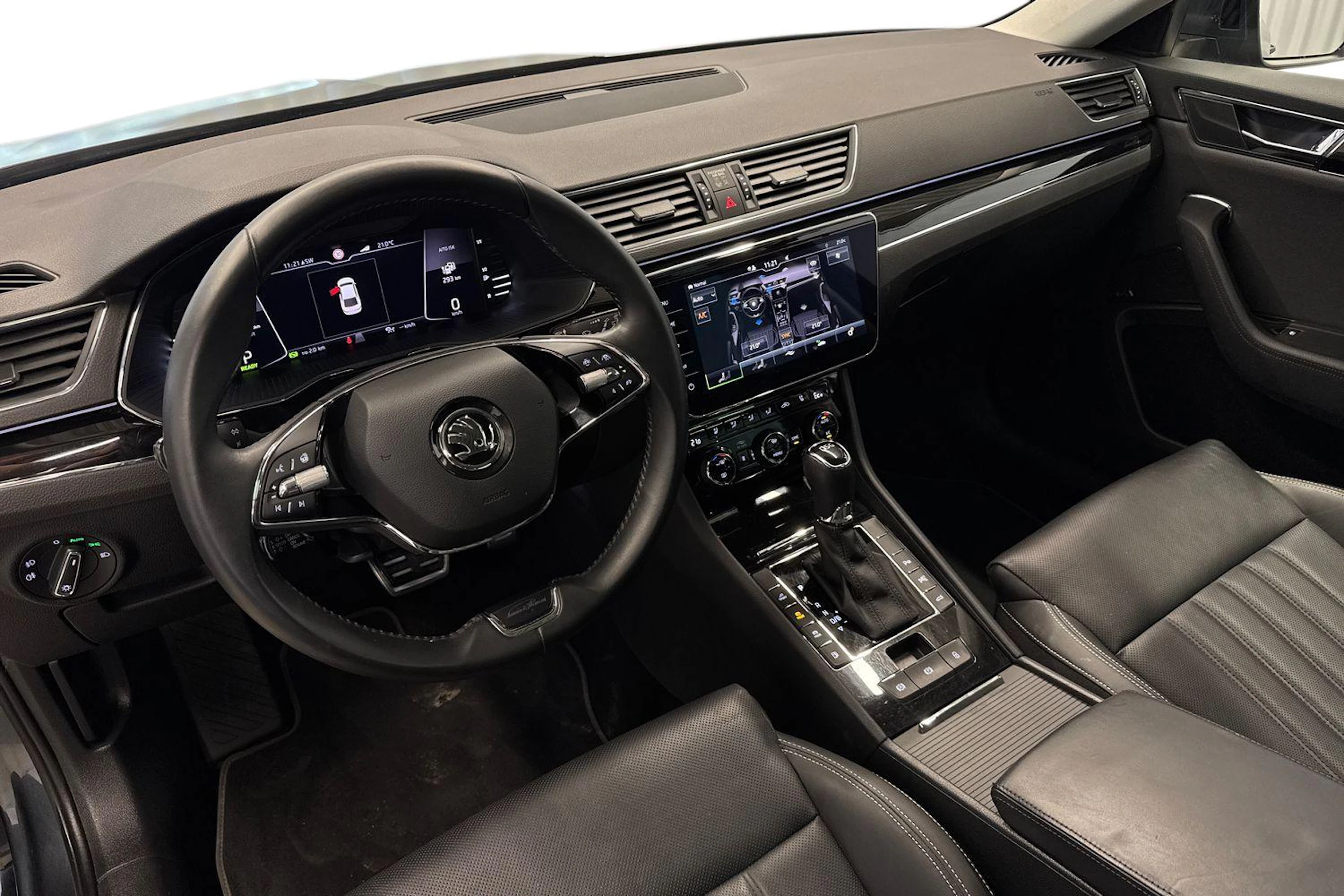 harmaa Skoda Superb 2021 kuva 6.