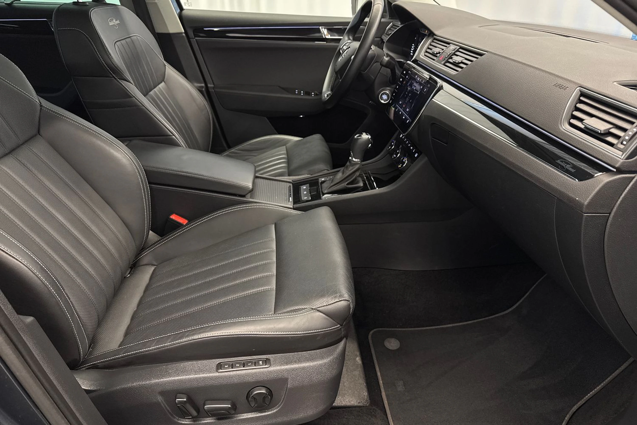 harmaa Skoda Superb 2021 kuva 11.