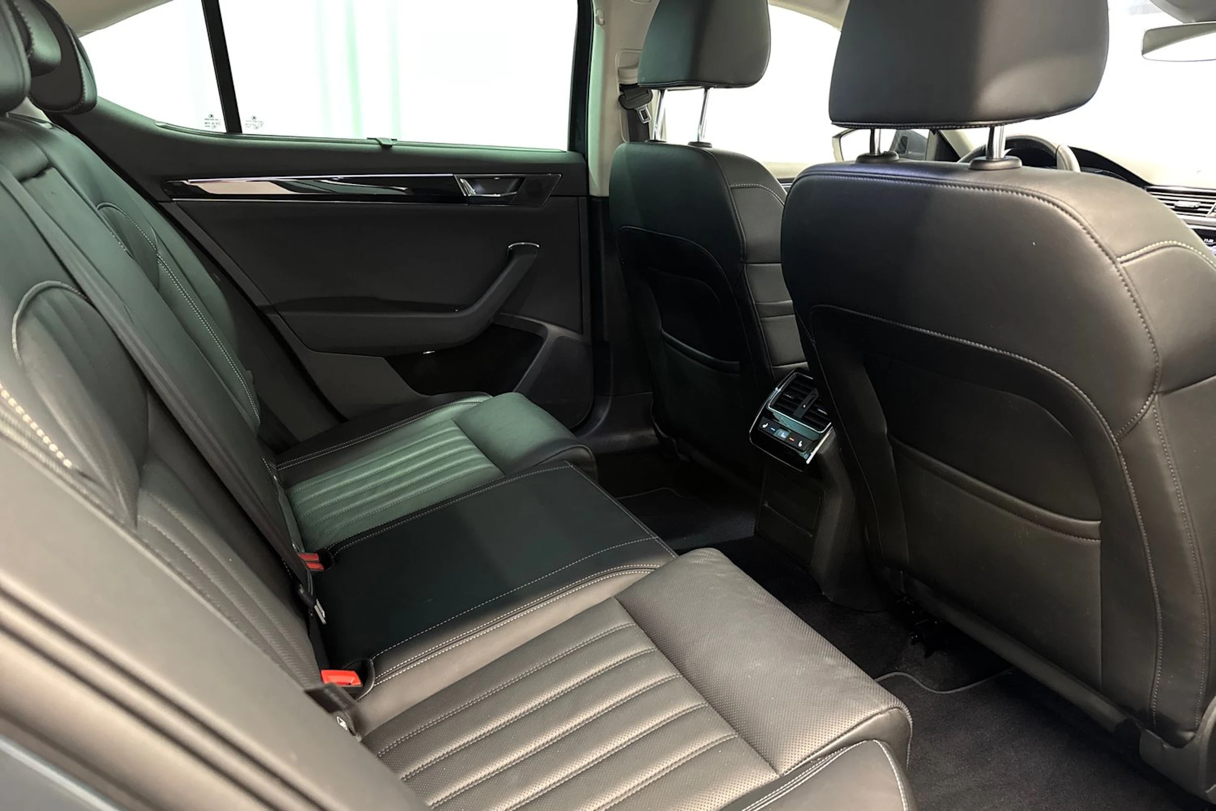 harmaa Skoda Superb 2021 kuva 16.