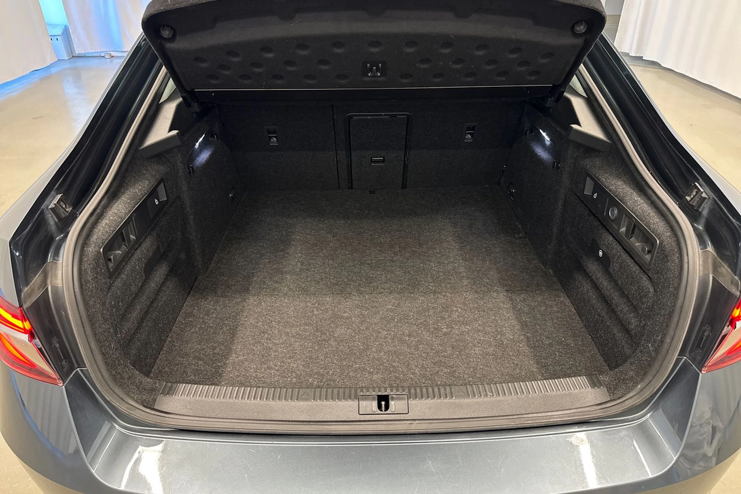 harmaa Skoda Superb 2021 kuva 17.